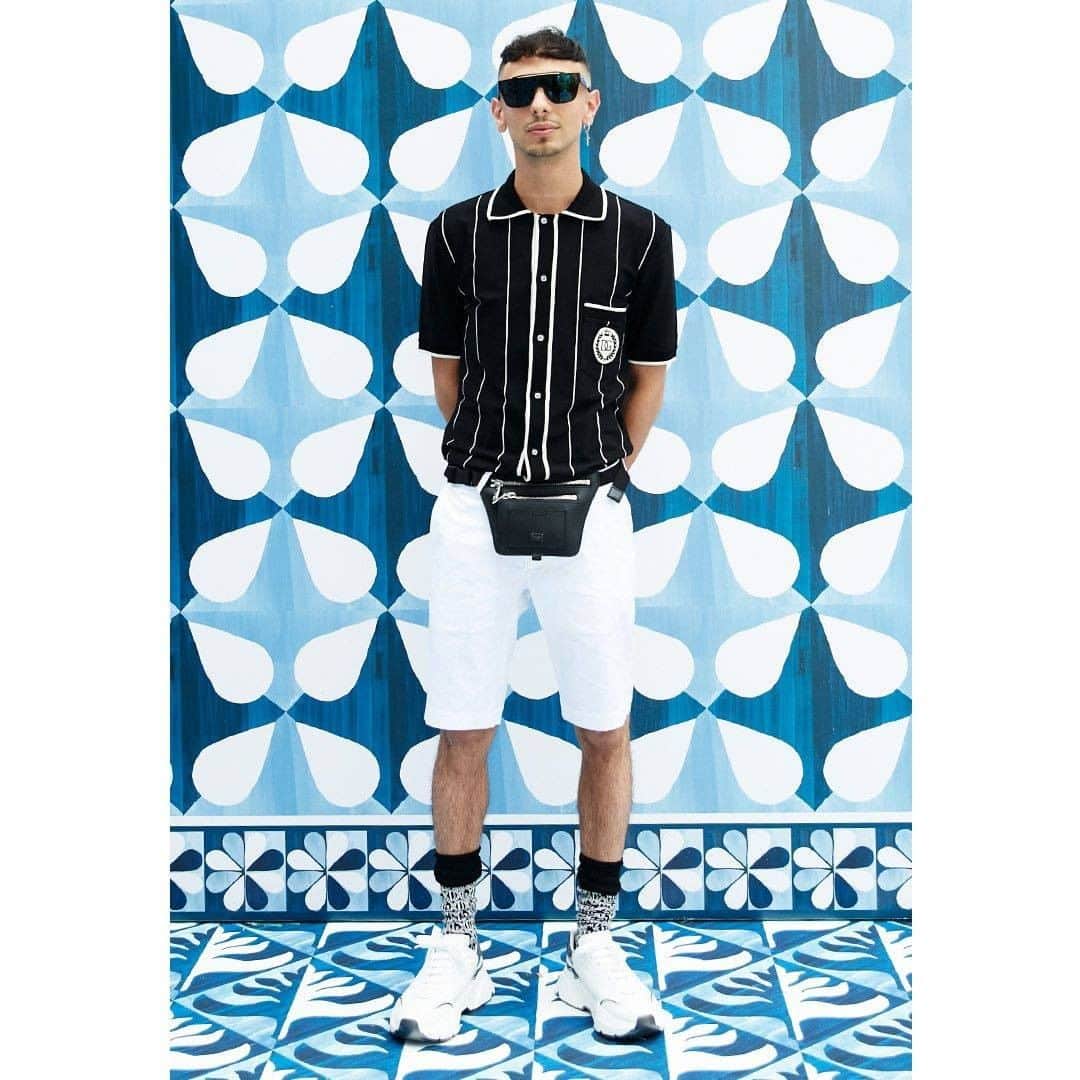 ドルチェ&ガッバーナさんのインスタグラム写真 - (ドルチェ&ガッバーナInstagram)「@random_solo attends the #DGParcoDeiPrincipi Spring-Summer 2021 Men's Fashion Show.  His look is composed of a black shirt with a #DolceGabbana patch, white shorts and a pair of Daymaster sneakers. He completes his look with #DGEyewear.   #DGMenSS21 #DGCelebs #DGFamily」7月19日 6時00分 - dolcegabbana