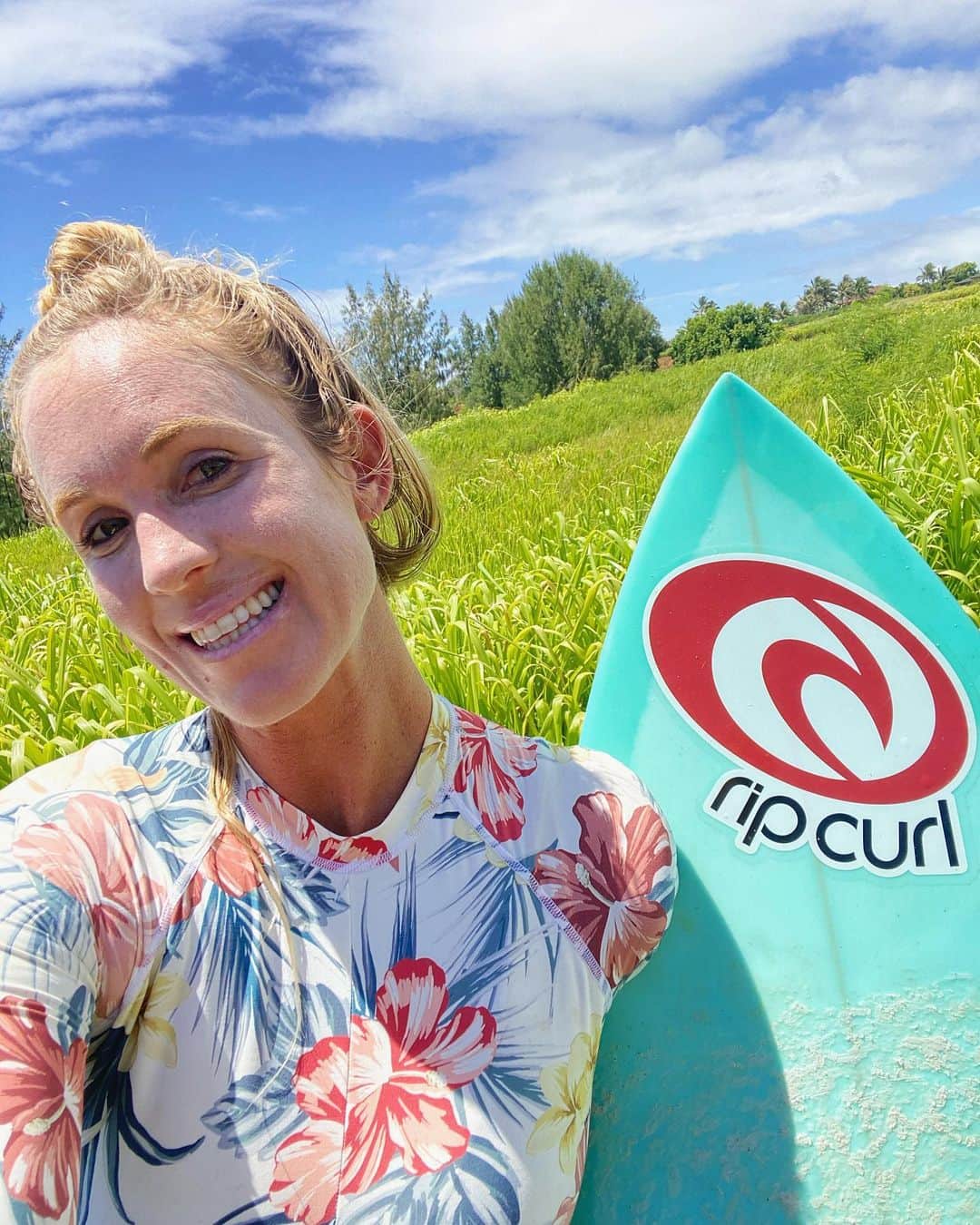 Bethany Hamiltonのインスタグラム：「Stay stoked✌🏽🤙🏽💙 @ripcurl_women #mybikini」