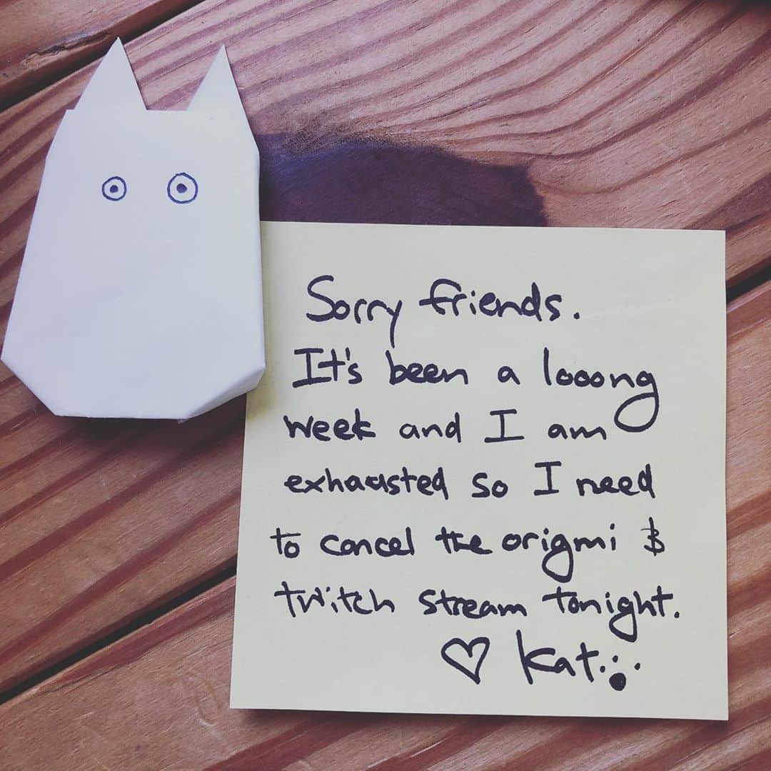 KATのインスタグラム：「Taking a mental health day after breaking down in tears from exhaustion. 😢😓 I look forward to seeing you all next weekend!  今週はいつもよりハードスケジュールであまりにも疲れてしまって今日の折り紙ストリームは出来なくなりました。　🙏🏼　今日は沢山休んでまた来週に皆さんに会えるの楽しみにしています！」