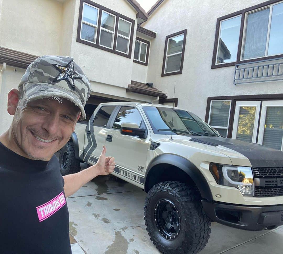 スティーブのインスタグラム：「Gen 1 Raptor like mine or a Gen 2 ?? Which you like more?? Will my Raptor stand out at all with all the cool Texas trucks out there? 新型のフォードラプターよりも俺の6.2Lタイプの方がカッコいいと思いません？ #fordraptor #svtraptor #v8engine #フォードラプター #ラプター」