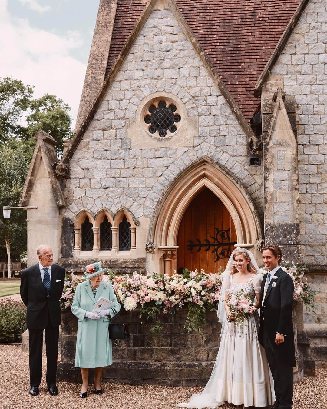 E! Onlineさんのインスタグラム写真 - (E! OnlineInstagram)「Because what more do you really need than the Queen in attendance? Princess Beatrice just made this a royal wedding weekend with her and Edoardo Mapelli Mozzi’s  intimate celebration of l💍ve. (📷:Getty Images)」7月19日 6時31分 - enews