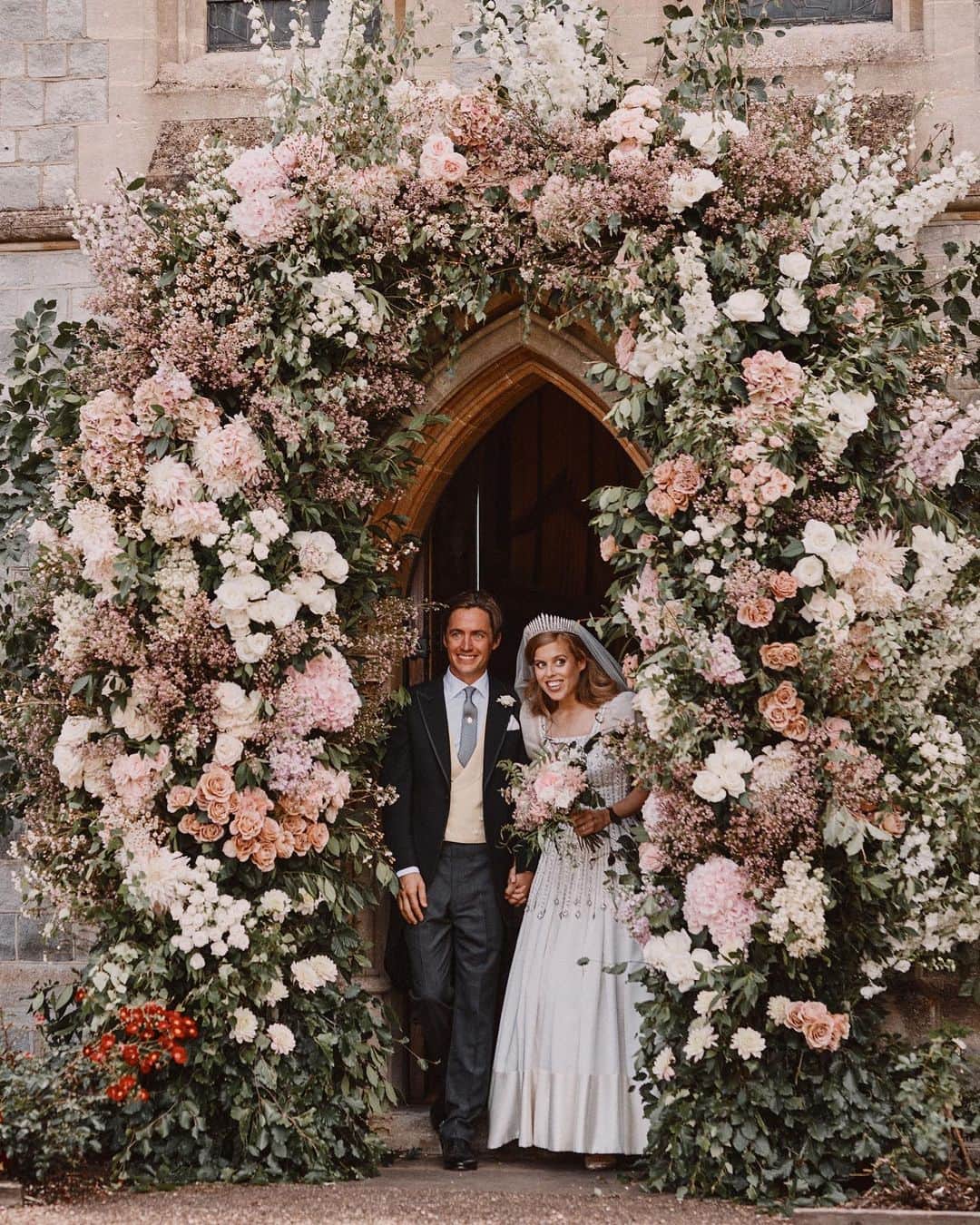 E! Onlineさんのインスタグラム写真 - (E! OnlineInstagram)「Because what more do you really need than the Queen in attendance? Princess Beatrice just made this a royal wedding weekend with her and Edoardo Mapelli Mozzi’s  intimate celebration of l💍ve. (📷:Getty Images)」7月19日 6時31分 - enews