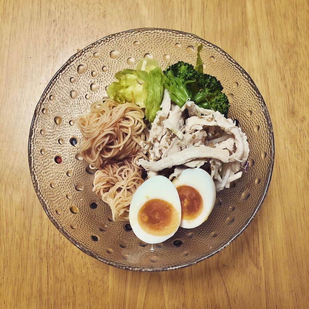 みのり(26)＠東京 ダイエットのインスタグラム：「. . . 昨日はおやすみだったので、 自炊もやすみ！🤔 . 題して、 【痩せる！コンビニご飯！！】←まんま . . 糖質ゼロ麺のトマトのやつ 鶏ムネ肉のサラダ(ダイエット飯一軍) . . トマトソースがさっぱりしてて カッペリーニみたい。 . . ちゃんと自炊して、 脂肪もお金もカットしておきたいところです😳 . . . ◉ライザップ公認の紹介アンバサダーです。 〜紹介特典で、お安く入会できます〜 . ▶︎全国どの店舗でもOK ▶︎カウンセリング予約前にご連絡ください . 📺RIZAP TVCM出演 🏅RIZAP BMG ファイナリスト2017.2018 . #rizap #ライザップ #ダイエット #diet #レコーディングダイエット #ダイエッター #公開ダイエット  #朝ごはん #morning #食べて痩せる #おうちごはん #食べる #糖質制限 #低糖質ダイエット #和食 #クッキングラム #自炊女子 #腸内環境 #食事管理 #痩せる食事 #コンビニ #セブンイレブン #糖質0麺 #カッペリーニ」