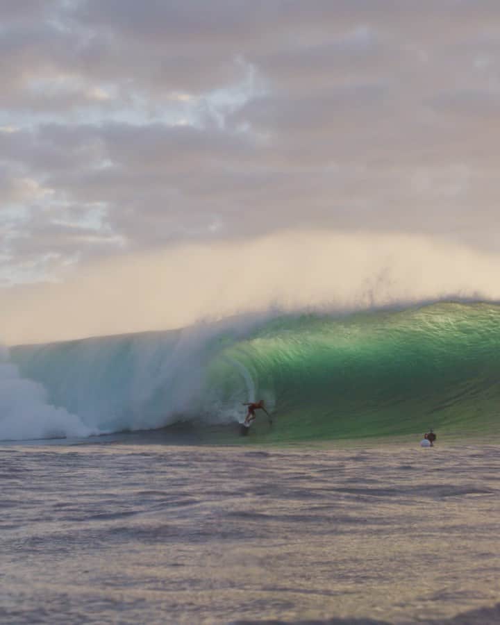 ジョン・ジョン・フローレンスのインスタグラム：「Such a sad day for our community. Derek Ho has been someone ive always looked up to growing up,  from being the first Hawaiian world champion to being able to get giant barrels at pipe in his fifties with his brother and family. I hope that I can be surfing out there smiling getting waves like he did when I’m that age with my brothers. Thank you Uncle Derek for all you have done for our sport and all the inspiration you have given 🙏🏽」