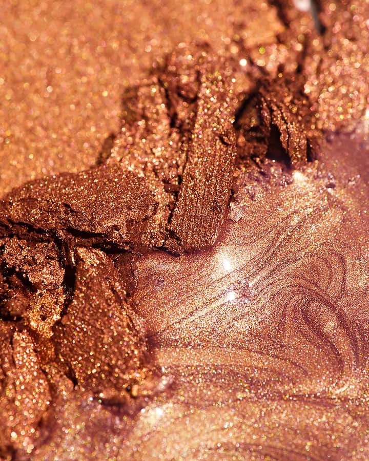 BECCAさんのインスタグラム写真 - (BECCAInstagram)「#BECCAIgnite Liquified Light Highlighter in shade Strength was inspired by Pressed Highlighter in Chocolate Geode. ⚡️ Strength is a radiant bronze pearl that reflects gold. Tap to shop at @Sephora.」7月19日 7時00分 - beccacosmetics