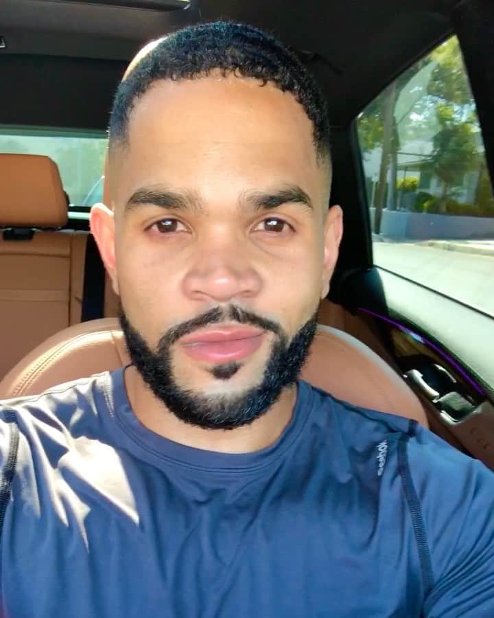 ディジョン・タルトンのインスタグラム：「Happy Saturday family... let’s choose happiness today!」