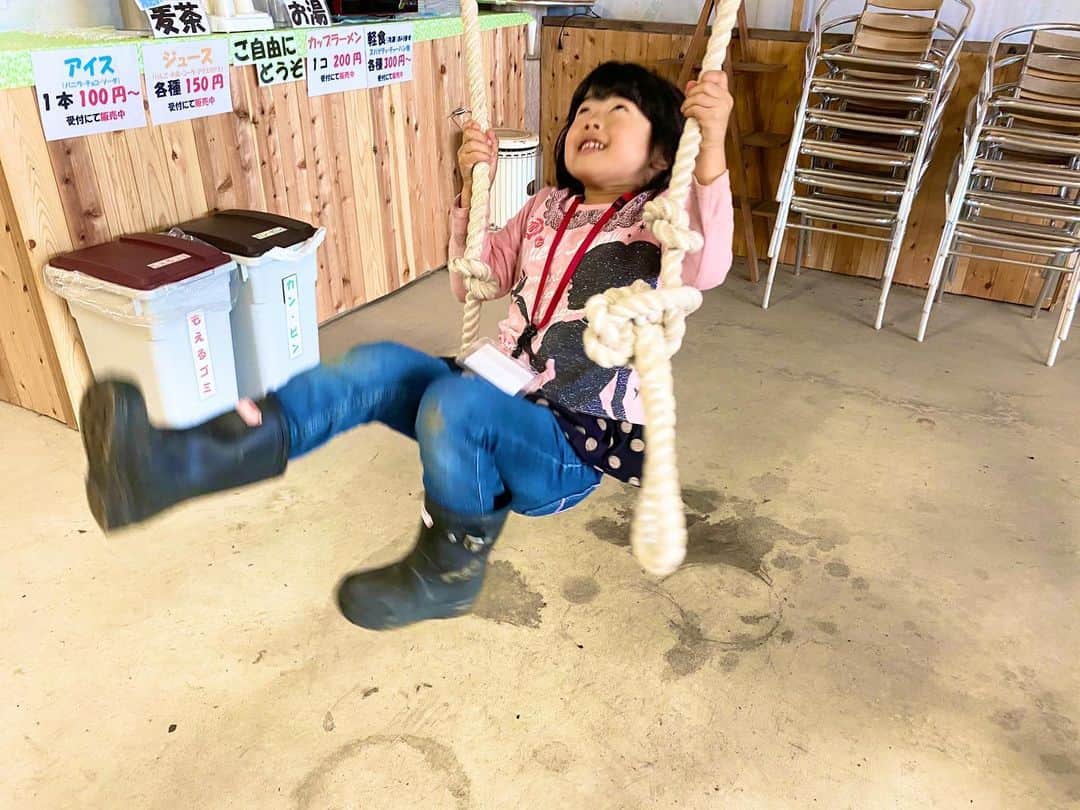 服部未佳さんのインスタグラム写真 - (服部未佳Instagram)「カメラ目線😍笑  昨日のハッピィ生中継は 十和田市の「ホースレジャーin八甲田」からお伝えしました！ 八甲田連邦を目の前に 乗馬🐎やバーベキュー🍖を楽しめます♪ おとなしくて可愛くて食いしん坊なお馬さんたちと、 6歳にしてかっこよく大きな馬を乗りこなす 元気いっぱいのキッズスタッフゆあちゃんに、 癒されました🥰 大自然の中でリフレッシュ！おすすめです✨  #ホースレジャーin八甲田 #十和田市 #乗馬 #月子ちゃん #🐴 #BBQ #ハッピィ」7月19日 7時03分 - mikahattori_aba