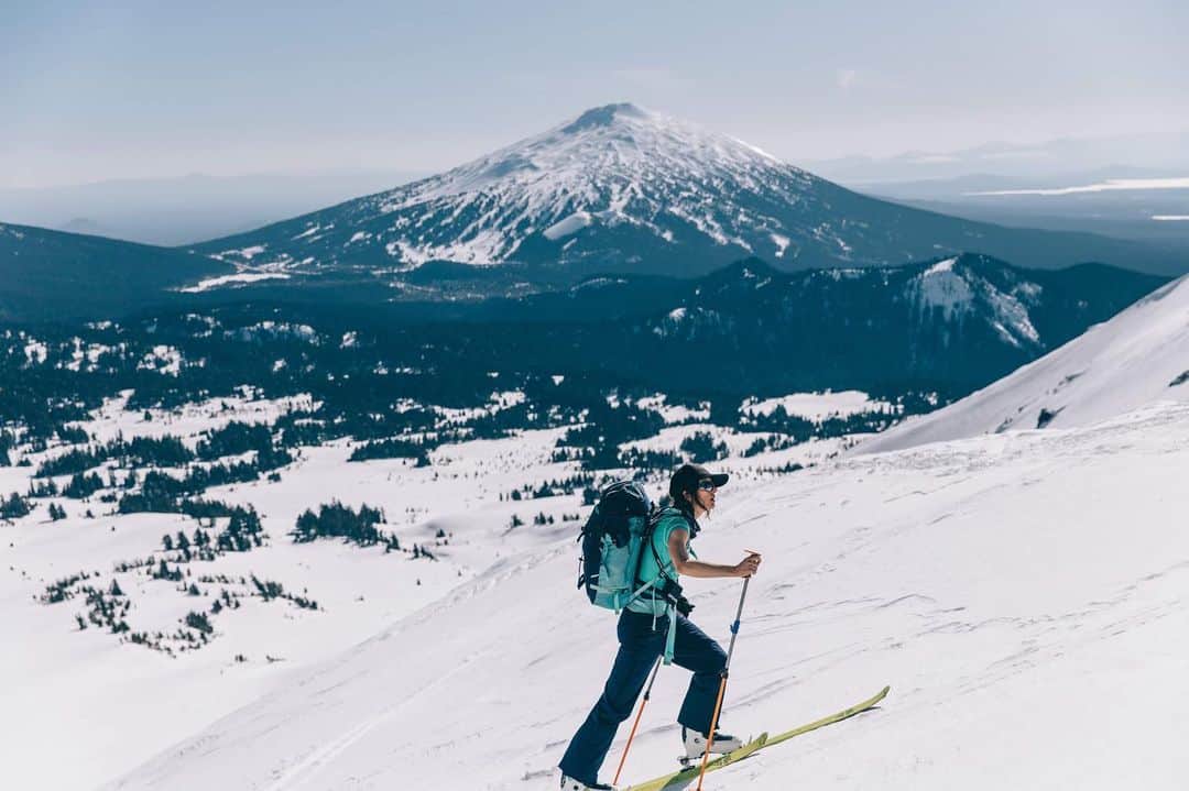 マーモットさんのインスタグラム写真 - (マーモットInstagram)「Marmot Club Ambassador: Alli Miles @allimmiles  I think of my outdoor experiences as my personal creative expressions. The lines I choose to take while skiing and the routes I dream up for ski mountaineering or trail running represent who I am, what I value, how I see the world, and how I discover the fabric of which I am made. Whether it's a new-to-me mountain range or trail system, I am driven by a desire to explore new horizons and perspectives, try new things, and to find out what's possible when it comes to moving through the mountains and pushing aside my fears and doubts. I've learned that when I pursue activities that I find both exciting and scary, I'm able to access an incredible feeling of freedom, self-love, and ability to continue dreaming big.   Some of these activities in the past have included running from my home in Bend to the top of our biggest nearby volcano, which can amazingly be done almost entirely on trail. I am happy to share that my dog Riggins joined me on this 43-mile mission, and he joins me on almost all of my ventures into the mountains. In the realm of skiing and ski mountaineering, I love exploring the PNW volcanoes, searching for new link-ups and lines I have not yet climbed or skied. Because of the natural shape of volcanoes, the options are endless. Outside of my local region, I am looking forward to skiing in Chamonix, France, for the first time later this month and doing the ultra-classic Haute Route with my husband as part of our honeymoon celebration.   #marmotclubambassador  Photos: @andrewfitts」7月19日 7時12分 - marmot