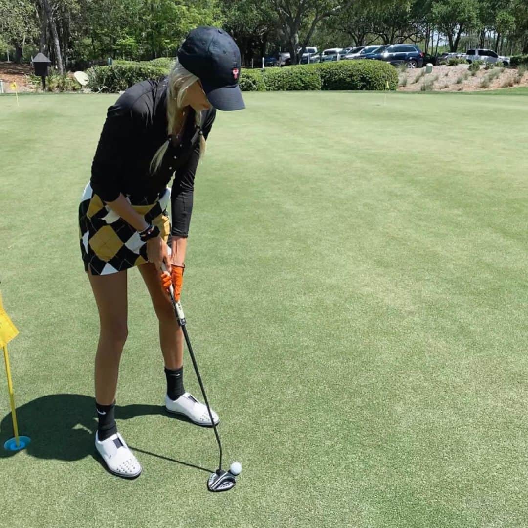 Elise Lobbさんのインスタグラム写真 - (Elise LobbInstagram)「Left hand low and putting with a glove on 🧤😮🤪⛳️ how do you putt?!? 👇🏼 #golf http://liketk.it/2SzQZ #liketkit @liketoknow.it」7月19日 7時14分 - eliselobb