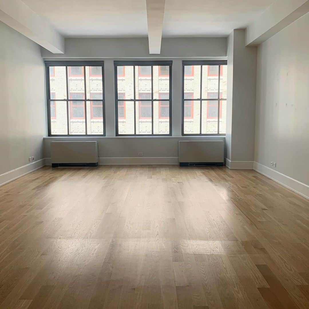 のインスタグラム：「Finally we move to our new apartment!! やっとやっと次のお家の審査が通り無事入居許可が下りたー。今回コンドミニアムといわれる日本でいう分譲マンマンションを賃貸することにしたんですがこれが思ってた以上のプロセスで基本的な審査基準は収入審査なんだけど、そのほか銀行口座残高や履歴、タックスリターン（どちらも日米）持ってる資産がある場合は契約書やら、それに加えてビジネスレファレンスという雇用主などからの推薦レター、現在住んでるアパートメントの管理会社からの推薦レター（部屋を綺麗に使っている、騒音を立てていない、家賃滞納してないなどを書いてもらう）個人的な友人などからのレター、就労VISAにID、更に引っ越す為のプロセスフィーに、引越し時の保険フィー、全部の書類が揃ったところでブローカーの方が管理会社へ提出。  ここからやっと審査に入り、この審査が通ると今度はボードといわれる各部屋のオーナーを代表する人達に回され、その方達全員のOKが出てようやく理事会の承認が得られます。書類を提出後も毎日の様に追加の書類やらサインで3週間、4週間以内に返事をすれば良い規則らしいので通常かもしれないけど、いや〜ホントに長かった！でもこうしてより良いコミュニティを作ってるんですね。。何よりブローカーの方がとても良い人でめちゃくちゃ助かりました。7末には今のアパートメントを出なければという焦りでハラハラした毎日だったけど晴れて引越し出来そうで嬉しい。今度は2Bathだからゆっくりお風呂にも入れそうです。キッチンも広くなるから娘とケーキ作ったりしたいなあとかワクワク。  NY内での引越しはあれこれ考える事が多くてぶっちゃけ心折れそうだったけど色々勉強になりました！ 少し引越しマスターになった気分。 #まだ引越し完了してないのに開放感半端ない　 #nyc #life #newapp #newlife #newapartment #2BR2bath  #ニューヨーク #海外移住」