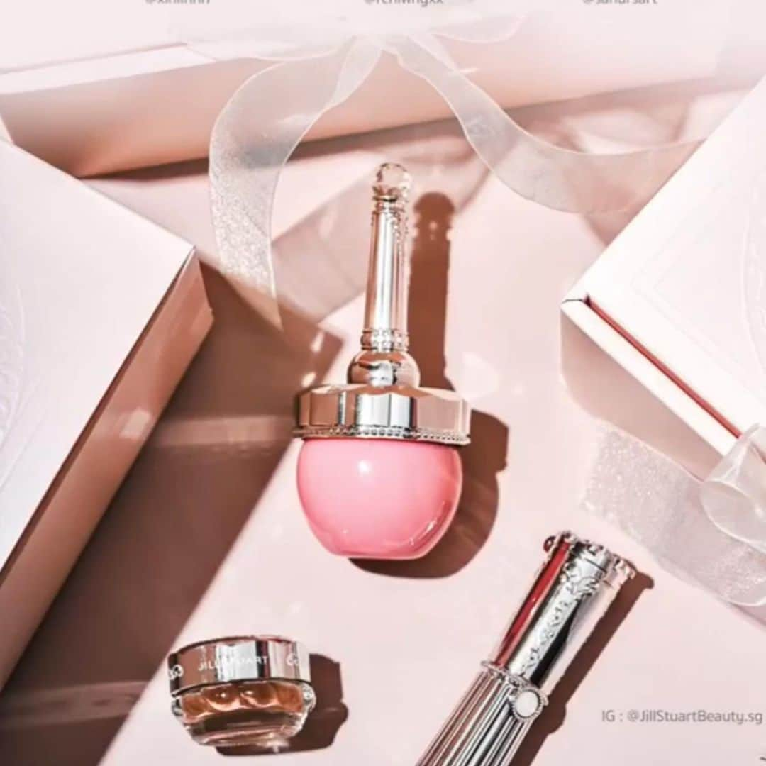 Jill Stuart Cosmetics Japanさんのインスタグラム写真 - (Jill Stuart Cosmetics JapanInstagram)「Jill stuart loose blush Made in Japan . IDR 698.000 . Feminine right down to the gesture of applying it. Loose powder-type blush just like cotton candy. .  Shades; 01 cotton candy Baby pink as soft as cotton candy 02 fluffy flower Coral beige as airy as fluff 03 cherished love True red as pure as love for that special person ※Main color 04 saturday brunch Pink coral as happy as a weekend brunch 05 baby butterfly Cassis red that imparts color as sweet as a small butterfly ★06 fairy dress Whisper pink as delicate as a fairy's dress ★Limited-edition color . Order via line id @kxd1010i Click the link on our profile . #jualjillstuart#jualjillstuartmakeup#jualkuasmakeup#tokobatam#batamtoko#muabatam#batamolshop#olshopbatam#batam#tokokosmetik#jualbrush#jualsigma#jualan#jualanku#jualsephora#jualchanel#jualladuree#jualkosmetikbatam#jualeyeliner#jualmascara#juallipstick#jualmurah#jualankaka#makeupartistbatam#jualmakeup#jualkosmetikori#jualetude#jualladureekosmetik#jualkosmetikjepang#jillstuart」7月19日 7時32分 - jillstuart.beauty