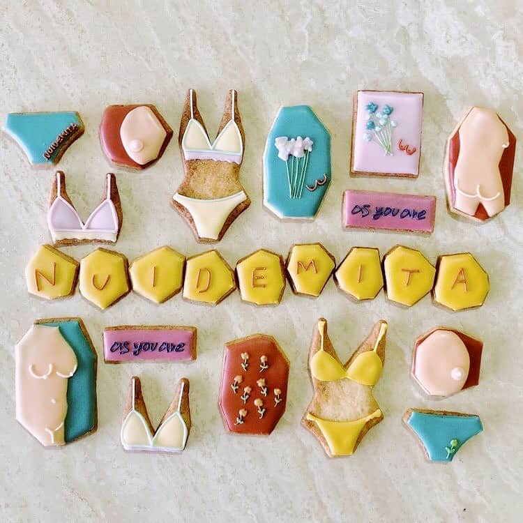 花盛友里のインスタグラム：「I’m so much in LOVE with these cookies from @sallymizuno ❤️❤️❤️  かわいすぎるかわいすぎるかわいすぎるクッキーがサリーちゃんから届いたのー！ 脱いでみた。の１冊目にも２冊目にも出てもらって、一番最初のロンTのモデルにもなってくれたさりーちゃん。 一緒に入ってた手紙を読んで感動して泣いてしまった。 わたし本当にこのプロジェクト初めて学ぶことばかりだし、日々やりたいことや言いたいこと、知ってもらいたいことも増えていく。 本を２冊出したけどまだまだ撮りたいものも会いたい人もたくさんいる！！ だからずっと続けていくぞー！！  しっかし、幸せすぎる。もったいなすぎて食べれなくて毎日冷蔵庫開けて眺めてる。。  あぁ、ほんとにありがとうううう！！」