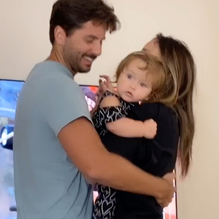 Claudia Leitteのインスタグラム：「Obrigada, @durvallelys! Depois da minha última Live, essa é a minha favorita! 🤣🤣🤣🤣🤣 Que #Live! Ps. Tiraram o couro de meu pai, porém, ele fingiu que era com Bela. Assista até o final deste vídeo para entender! 🤣🤣🤣🤣🤣🤣🤣」