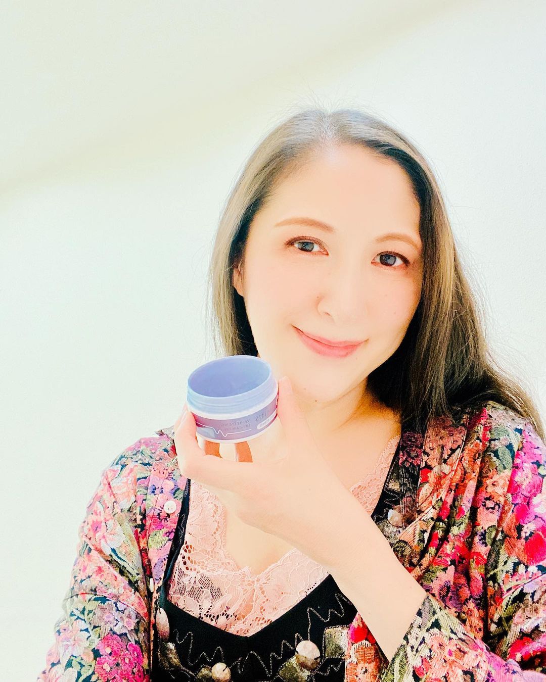 のインスタグラム：「✨美しさを叶える( ¤̴̶̷̤́ ‧̫̮ ¤̴̶̷̤̀ ) ✧✨  私の美しさの秘密は(*・ω・*)wkwk？  「今よりももっと美しくありたい」という想いを込め、優しい手のぬくもりを肌に伝え、マッサージするとね♥️ 脳によい刺激が伝わって、よりよい肌環境を作ろうとしてくれるんですよ(◡‿◡ฺ✿)♥️  皆さんもお試しあれ！！ ٩(・ω・)วlet's go!   ✨✨✨✨✨✨✨✨✨✨✨  ✨Achieve beauty ( ¤̴̶̷̤́ ‧̫̮ ¤̴̶̷̤̀ ) ✧✨  The secret of my beauty is (*・ω・*)wkwk?  With the thought of "I want to be more beautiful than it is now", convey the warmth of your gentle hands to your skin and massage.♥️ The good stimulus is transmitted to the brain and tries to create a better skin environment (◡‿◡ฺ✿)♥️  Please try it! !! ٩(・ω・)วlet's go!   ✨✨✨✨✨✨✨✨✨✨✨ @simius_official   #シミウスアンバサダーサポーターズ  #美  #シミウス薬用ホワイトニングリフトケアジェル  #シミケア  #美白ケア」