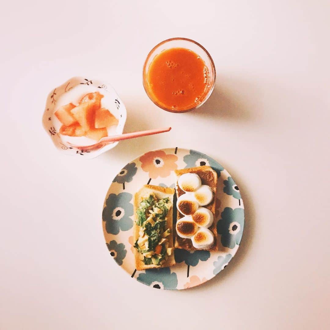 森由月さんのインスタグラム写真 - (森由月Instagram)「・ おはようございます。 *スモークチキン+水菜のカレーマヨトースト *マシュマロ+コーヒーホイップクリームのデザートトースト *すいかヨーグルト *野菜ジュース ＊ ＊ ＊ #おうちごはん #朝ごぱん #朝食 #モーニング #おうちモーニング #トースト #トーストアレンジ #食パンアレンジ #野菜ジュース #すいかヨーグルト #おうちカフェ #2色トースト #クッキングラム #丁寧な暮らし #フーディーテーブル #あさごはん記録 #食パン好きな人と繋がりたい #トーストレシピ #フォロー歓迎 #おはよさま  #morning #breakfast #toast #foodstagram #tasty #yummy #yogurt #instafood #foodie #flatlayout」7月19日 7時56分 - mori_yutsuki