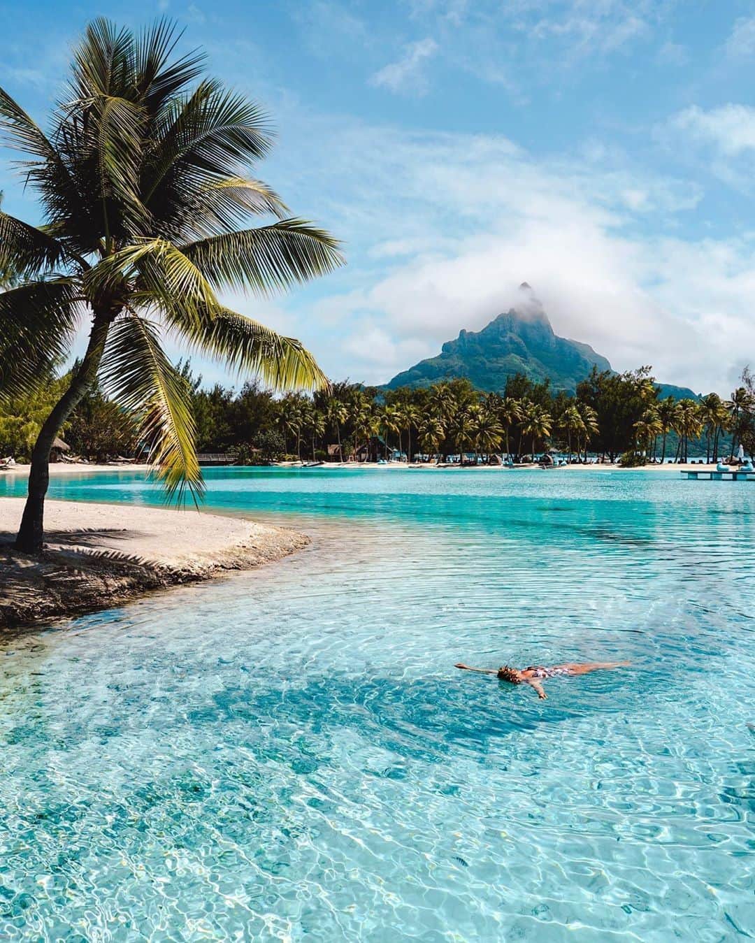BEAUTIFUL DESTINATIONSさんのインスタグラム写真 - (BEAUTIFUL DESTINATIONSInstagram)「Dreaming about relaxing here today. 😍✨🌴 Have a friend who'd love to travel here? Tag them below! (📸: @oanandchris 📍: Le Méridien Bora Bora)」7月19日 8時00分 - beautifuldestinations