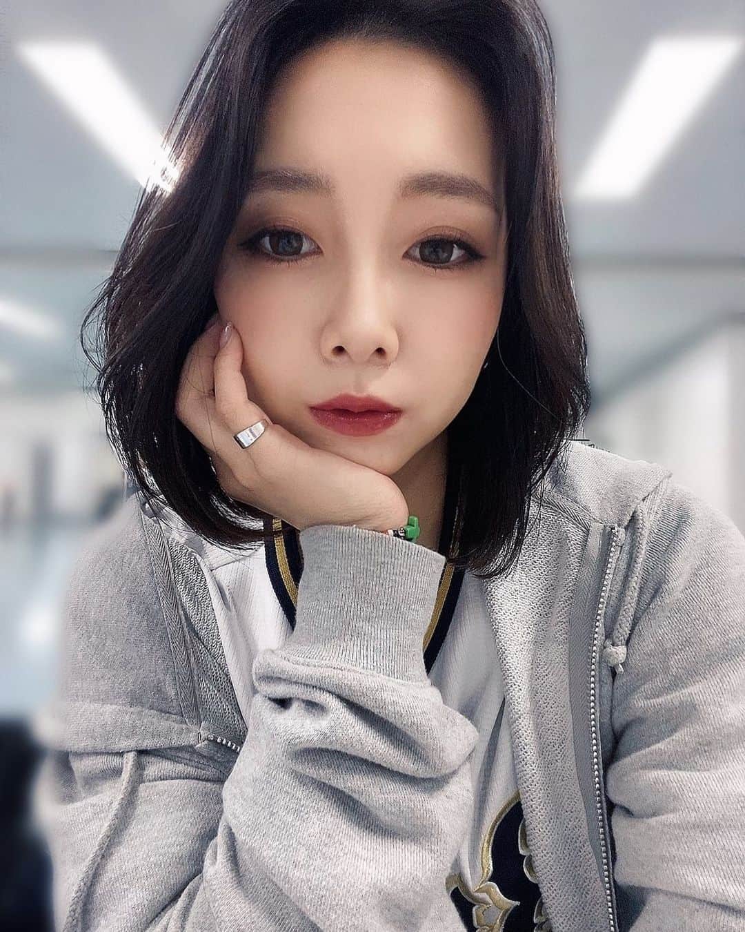 MIYUのインスタグラム：「﻿ 今日の11:30〜は…﻿ ﻿ ﻿ 【BsGirlsオンラインステージ﻿ ＠Instagram】﻿ ﻿ ﻿ ﻿ ﻿ ※20分程度を予定しています♩﻿ ﻿ ﻿ ﻿ ﻿ ☆配信アカウント﻿ →bsg_bsgirls﻿ (BsGirls公式Instagram)﻿ ﻿ ﻿ ﻿ ﻿ 8月19日(水)リリース「Power」の﻿ カップリング曲「幸せの輪」も﻿ 初披露させて頂きます🌷﻿ ﻿ ﻿ ﻿ ﻿ ﻿ 昨日も沢山の方が見に来てくださり﻿ 嬉しかったです♡﻿ 今日も一緒に楽しい時間を﻿ 過ごしましょう\( ˆoˆ )/﻿ ﻿ ﻿ ﻿ ﻿ ﻿ ﻿ ⋆٭⋆⚾︎- - - - - - - - - - - - - - - - -⚾︎⋆٭⋆﻿ ﻿ ﻿ ﻿ ﻿ 本日、13:00〜PLAY  BALL⚾️🔥﻿ 予告先発は山本由伸投手です！！﻿ ﻿ ﻿ ﻿ 福岡ソフトバンクホークスとの﻿ 6連戦最終日！﻿ ﻿ ﻿ 絶対勝って、﻿ 気持ちよく締めくくりましょう✨﻿ ﻿ ﻿ ﻿ ﻿ 本日もバファローズへのご声援、﻿ よろしくお願いします！！！﻿ ﻿ ﻿ ﻿ ﻿ 共に闘いましょう🤜🏻🤛🏻﻿ ﻿ ﻿ #オリックス #Bs2020 #BsGirls #オリ姫﻿ #野球 #プロ野球 #オリックスバファローズ #超革新系﻿ #野球女子　#野球好き　#野球好きな人と繋がりたい﻿ #球場観戦　#京セラドーム大阪　﻿ #ヘアアレンジ　#ハーフアップ #ショートヘア #ワンレンボブ﻿ #baseball #ORIX #Buffaloes #BINNOVATION﻿ #MIYU #miyu_337  #🐼 ﻿ ﻿ ﻿」