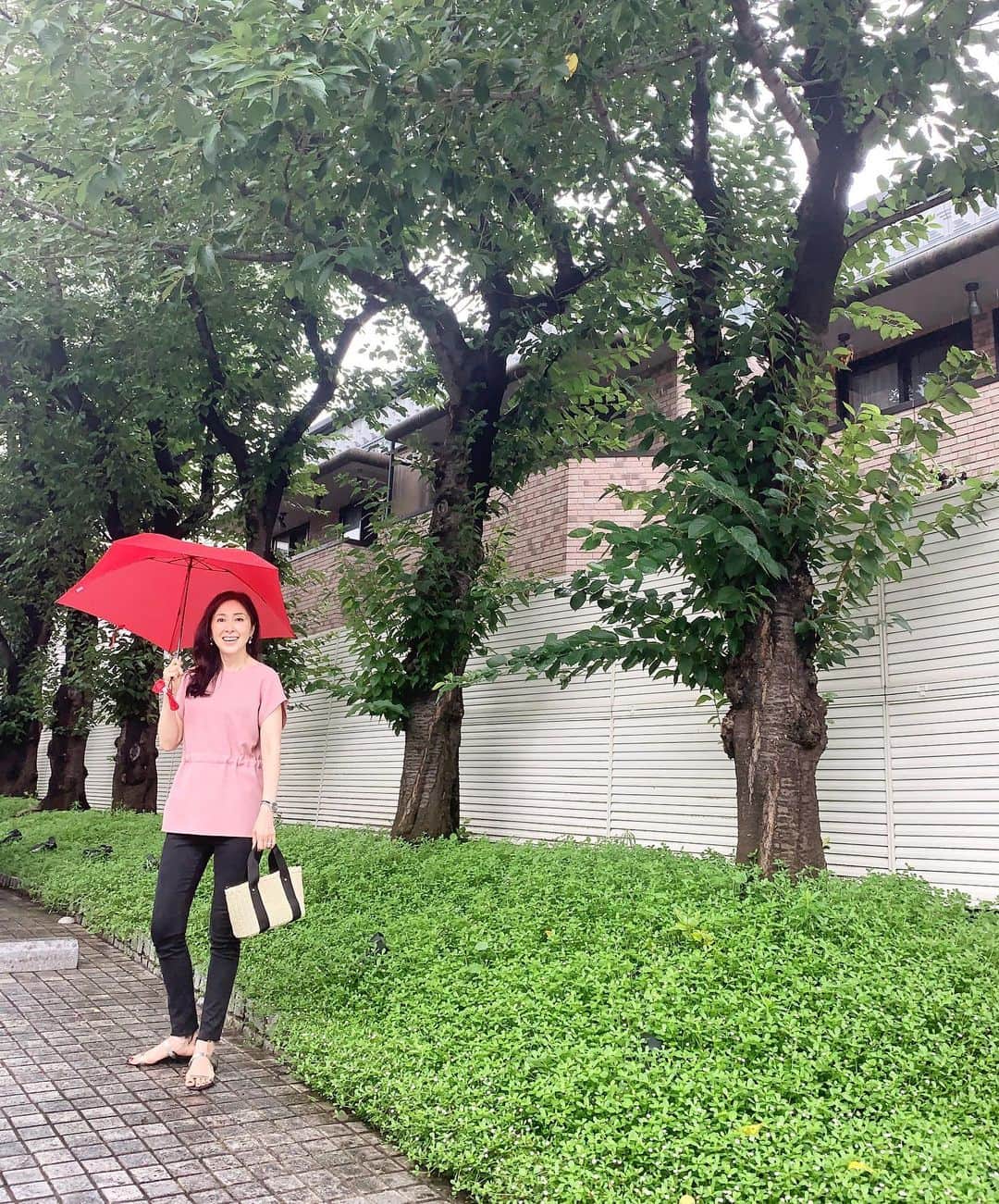 藤田陽子さんのインスタグラム写真 - (藤田陽子Instagram)「昨日は、実家へ行って来ました。 母の体調があまり良くないので、週末のどちらかは顔を出すようにしています。  東京は、また感染者が増えて来ていますね。重症患者数は少ないですが、高齢の両親のことを思うとやっぱり少し心配。早く収束しますように…  I went to see my mother yesterday. The number of corona virus patients are getting high again in Tokyo. Hope things get subsided soon...  @definebeautyjapan  @definebeauty @ディファインビューティ  #雨の日コーデ  #コロナに負けるな  #コスメすきな人と繋がりたい  #ファッション好きな人と繋がりたい  #デニムコーデ  #アラフィフコーデ #アラフィフ女子 #大人可愛い #zara  #zarawomen  #ザラ  #ザラコーデ  #大人可愛い #キレイめコーデ #coronavirus  #instapicture  #beauty  #beautiful  #fashionblog #fashionblogger #dailylook #tokyolife #staypositive  #daily_photo_jpn」7月19日 8時22分 - yoko.fujita.official