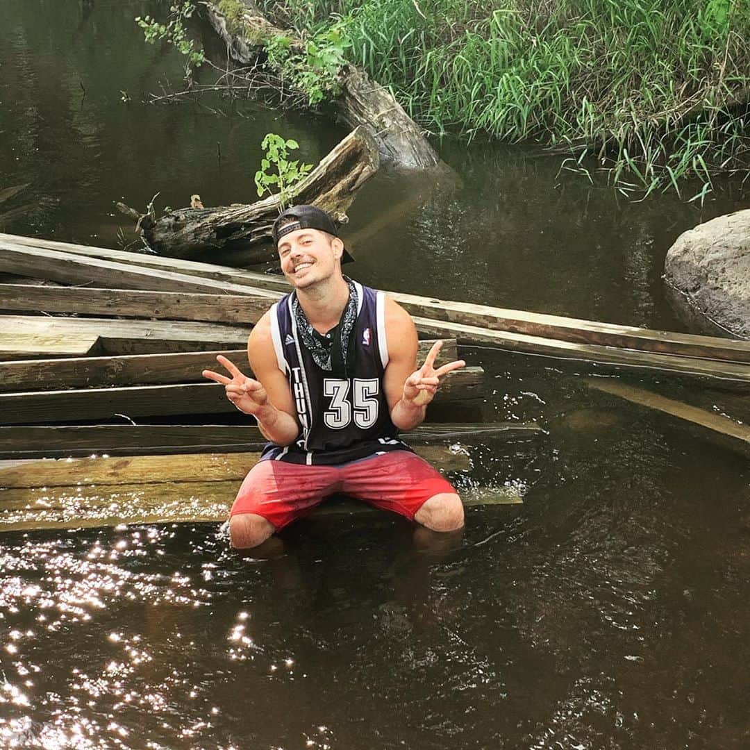 ジョッシュ・ヘンダーソンのインスタグラム：「Just a country kid playin in a creek 📸 cred @paint_pulse」
