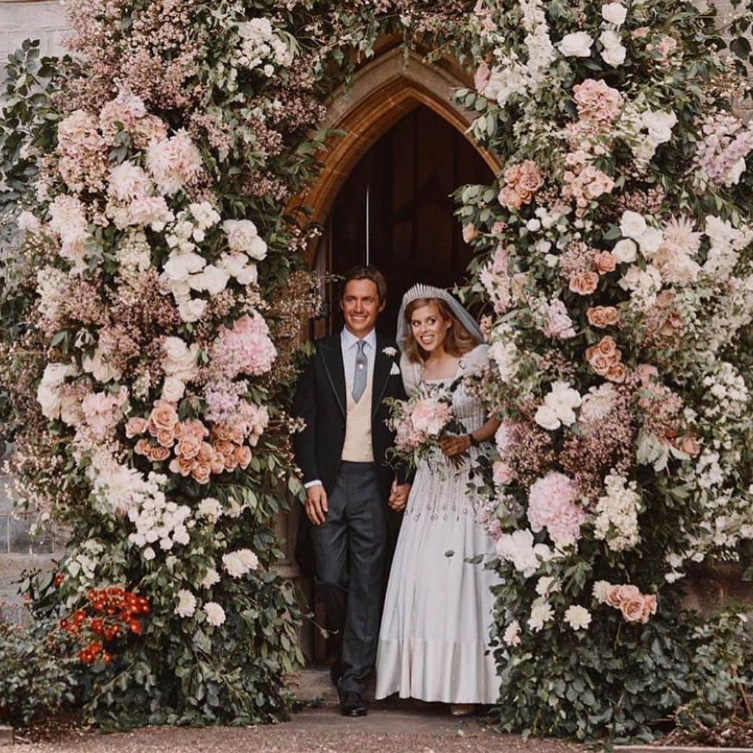 Good Morning Americaさんのインスタグラム写真 - (Good Morning AmericaInstagram)「Congrats to HRH Princess Beatrice and Edoardo Mapelli Mozzi on their wedding! #repost @theroyalfamily The couple were married in a small private ceremony at the Royal Chapel of All Saints at Royal Lodge, Windsor on Friday 17th July. . Princess Beatrice and Mr Edoardo Mapelli Mozzi celebrated their wedding with their closest family.‬ . The happy couple are pictured with Her Majesty The Queen and The Duke of Edinburgh. . Princess Beatrice wore a vintage dress by Norman Hartnell and the Queen Mary diamond fringe tiara, both belonging to Her Majesty The Queen. The tiara was worn by Her Majesty on her wedding day in 1947. . Photograph by Benjamin Wheeler.」7月19日 8時36分 - goodmorningamerica