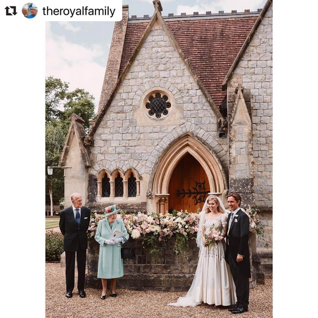 Good Morning Americaさんのインスタグラム写真 - (Good Morning AmericaInstagram)「Congrats to HRH Princess Beatrice and Edoardo Mapelli Mozzi on their wedding! #repost @theroyalfamily The couple were married in a small private ceremony at the Royal Chapel of All Saints at Royal Lodge, Windsor on Friday 17th July. . Princess Beatrice and Mr Edoardo Mapelli Mozzi celebrated their wedding with their closest family.‬ . The happy couple are pictured with Her Majesty The Queen and The Duke of Edinburgh. . Princess Beatrice wore a vintage dress by Norman Hartnell and the Queen Mary diamond fringe tiara, both belonging to Her Majesty The Queen. The tiara was worn by Her Majesty on her wedding day in 1947. . Photograph by Benjamin Wheeler.」7月19日 8時36分 - goodmorningamerica