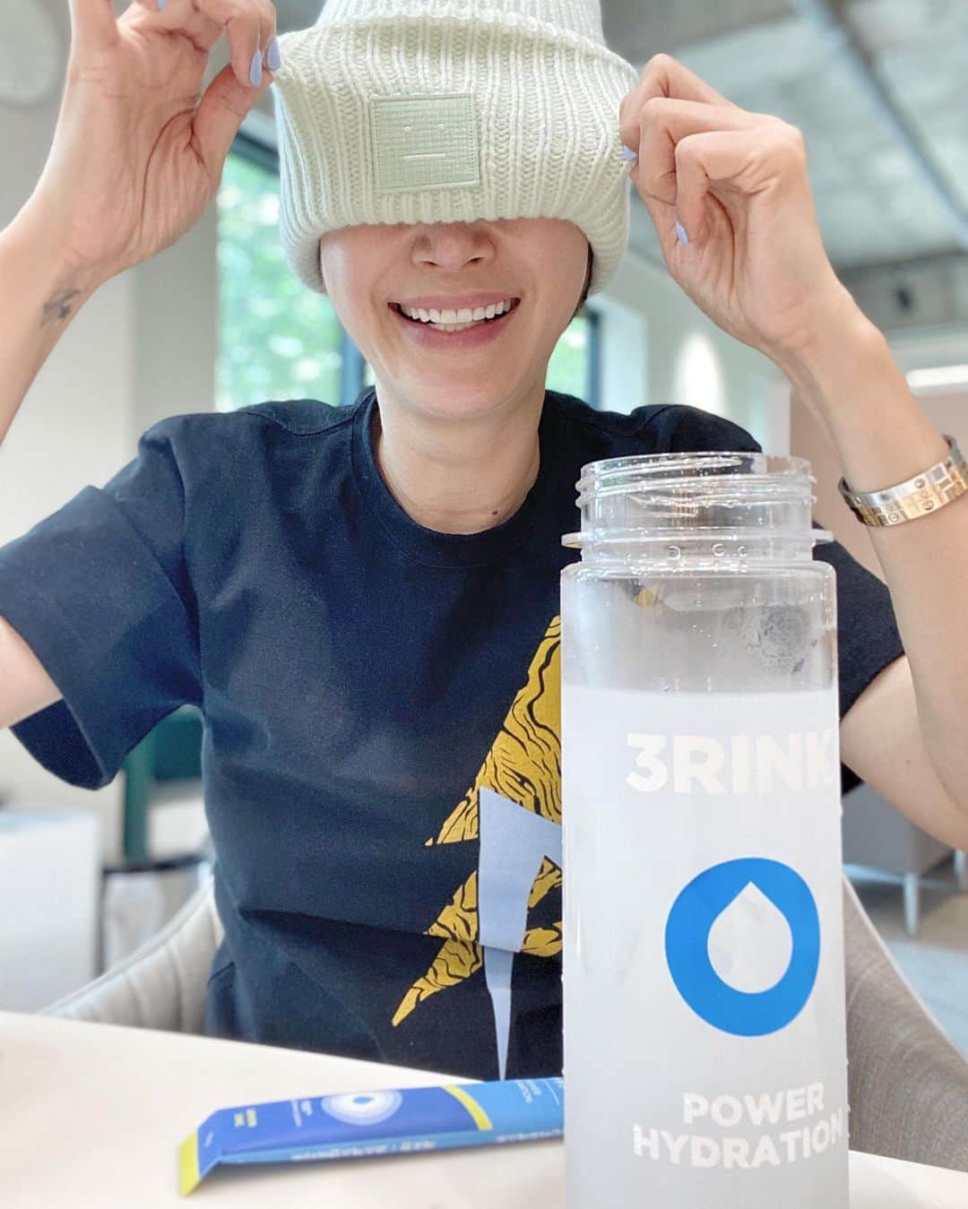 ピョン･ジョンスさんのインスタグラム写真 - (ピョン･ジョンスInstagram)「내손 👀참 못났다 ㅋ  이 몬난손으로 많은걸 하네 😅 #은색오펄 느낌 새롭네 자석으로 촤~악🧲」7月19日 8時46分 - hoyatoya