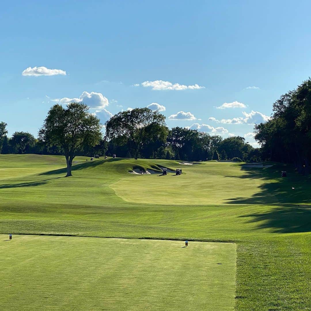 ヴィッキー・ハーストのインスタグラム：「Oakland Hills Country Club 17th Hole and 13th Hole North Course.  Got to play this beautiful golf course and what a great track. If you ever get a chance to play Michigan golf. Don’t miss this one in Bloomfield Hills. ⛳️」