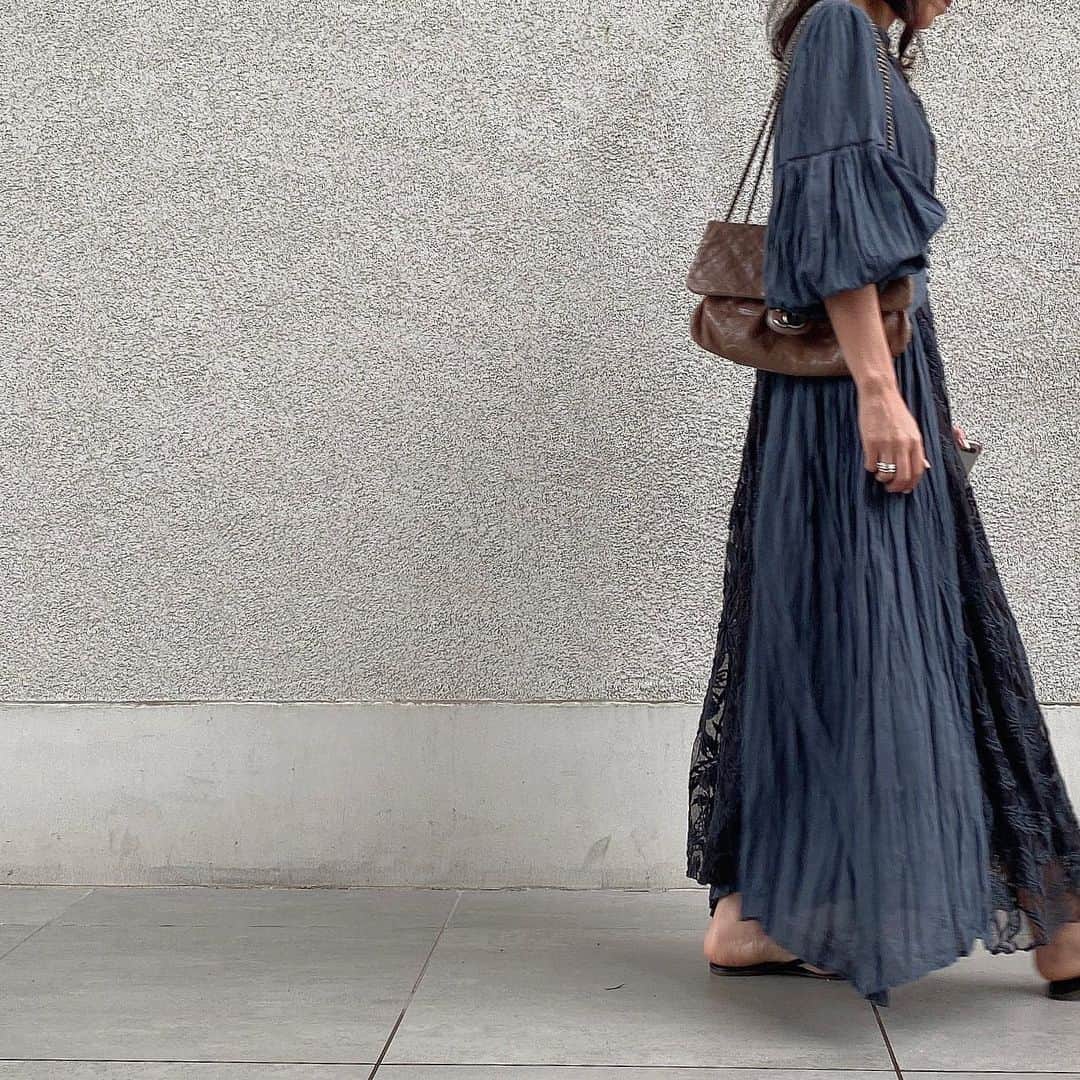 のインスタグラム：「GOOD MORNING🌿 ☆ 旅行ってゆっくり色んな話が出来たり沢山笑ったり美味しいもん食べたり可愛い写真撮ったり最高に楽しい😆 ☆ お天気が悪くてもそれはそれで楽しめる😊お気に入りのワンピースも着れたし幸せや🌿 ☆ 旅行中に三浦春馬が亡くなった事を知り凄い悲しい気持ちになったけど😢 ☆ SNSのあり方について我が家でも本当によく話すけど、匿名で誹謗中傷するとか掲示板書き込むとかどんだけ暇なんだよって思うし、それによって人がどんどん追い込まれてしまう現実がある。軽はずみにやってる人もそれによって本当に死にまで追い込まれてしまう事があるって事をもう一度考えて欲しい。 ☆ もうこれ以上悲しいニュースは嫌だよ😭朝から海をみながら今年後半もう悲しいニュースがない事を祈りました😔 ☆ ☆ 今日も素敵な1日になりますよーに☺️ ☆ みんなLOVEです💫LOVELOVEビーム沢山送ります🌚←最近お気に入りの絵文字😂旅行の写真に沢山お付き合い頂きありがとうございました🤩 ☆ #lifestyle#amerivintage#ワンピース#chanelvintage#母娘#母娘旅行#大切な時間#jk姉妹#アラフォーママ#姉妹ママ#大磯プリンスホテル#fashonstyle ##fashon#マキシワンピース」
