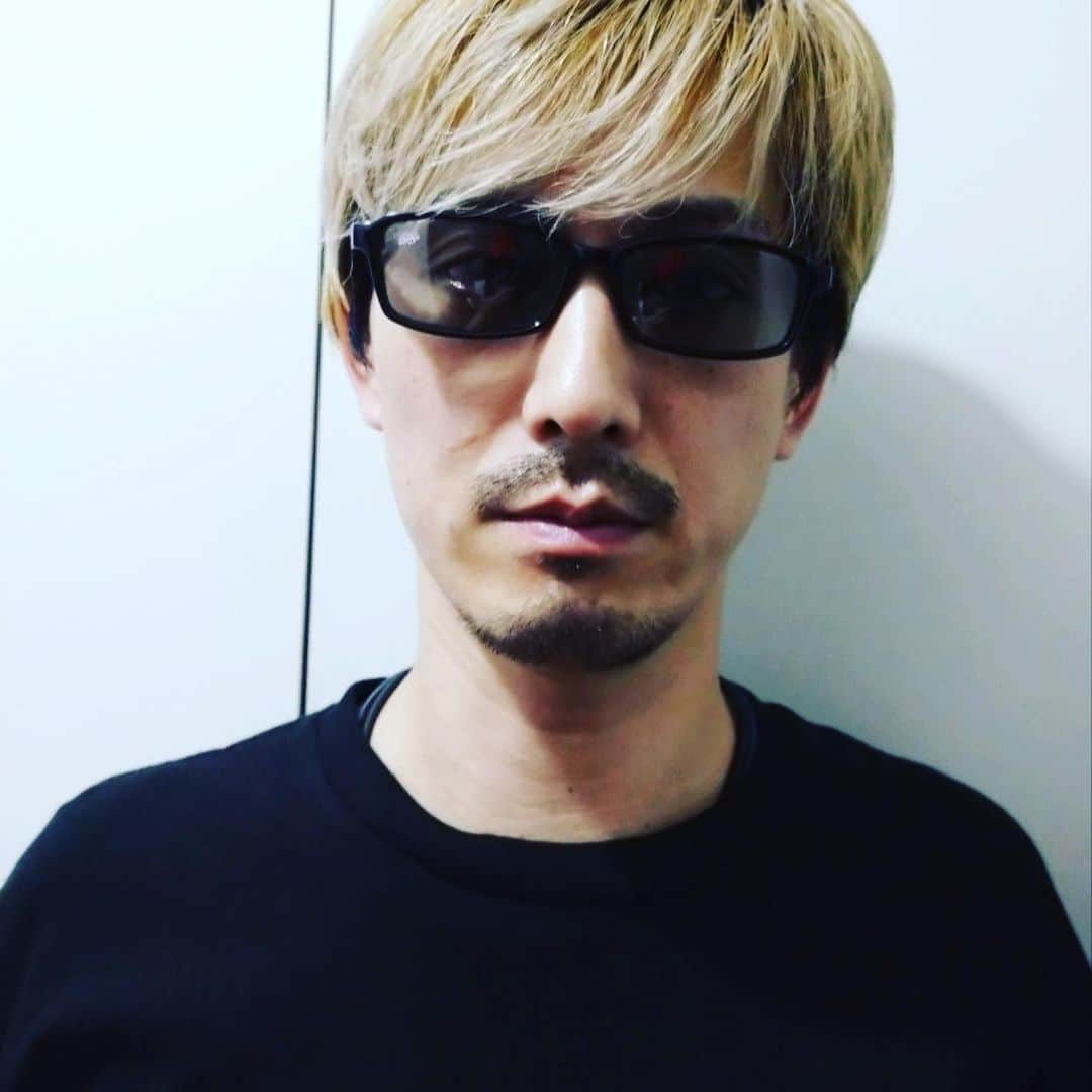 のインスタグラム：「‪新しく作った「主張するサングラス」の主張するモデルは、吉本興業所属のピン芸人ピストジャム。‬ ‪真夜中に写真送ってくれました。‬ ‪あーーーすぅ！‬」