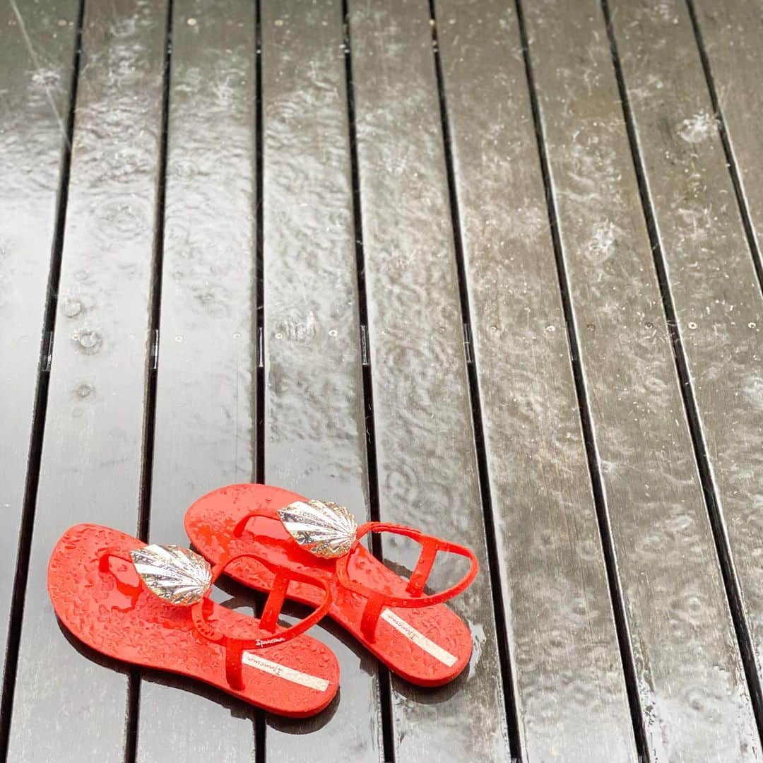 ピョン･ジョンスさんのインスタグラム写真 - (ピョン･ジョンスInstagram)「장마시작!  ☔️☔️☔️☔️☔️☔️ 저걸 들여와 말어?🤔 신발도 샤워하게 둬야겠다 🦶🏼발냄새제거!」7月19日 8時59分 - hoyatoya