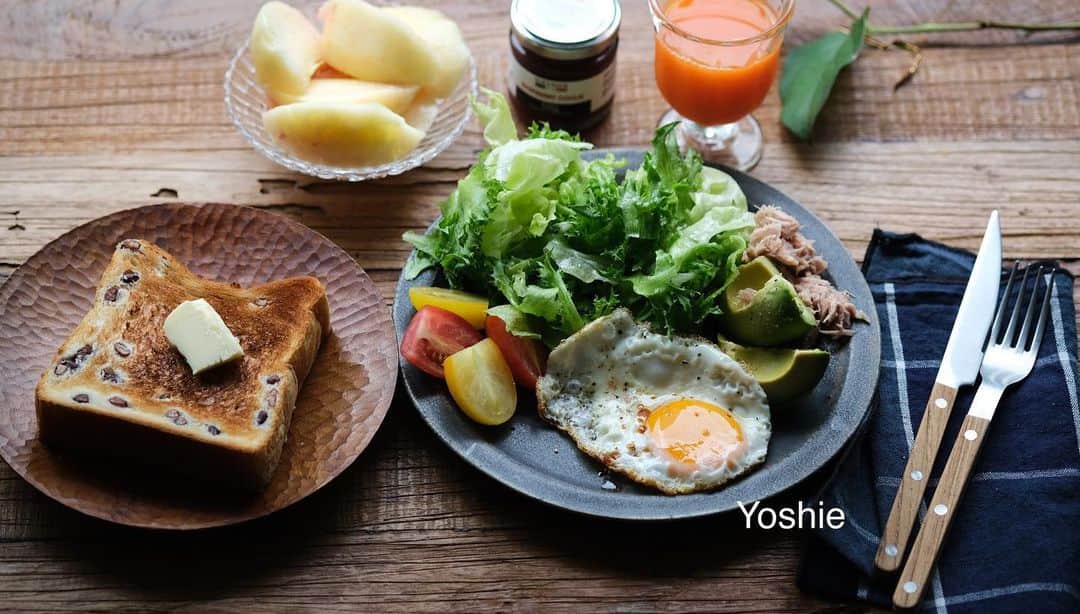 草間淑江さんのインスタグラム写真 - (草間淑江Instagram)「おはようございます！  ７月１９日の朝は、目玉焼き、サラダ、あずきパン、桃、野菜ジュース。  今日はパンで。  高級食パン専門店　あずきのあずきパン。  焼いてパターをのせて。  それと、レタスわっさりとアボカドツナトマト。  野菜もりもりな朝でした。  ご馳走様でした。  さて、今朝は曇りの東京。  皆様が素敵な日曜日になりますように♡  ・ ・ ・ #朝食#日曜の朝#あずきパン#高級食パンあずき#サラダ#レタス#野菜もりもり #桃#人参野菜ジュース#頂き物#感謝#ご馳走さまでした🙏」7月19日 9時01分 - yoshie_kusama