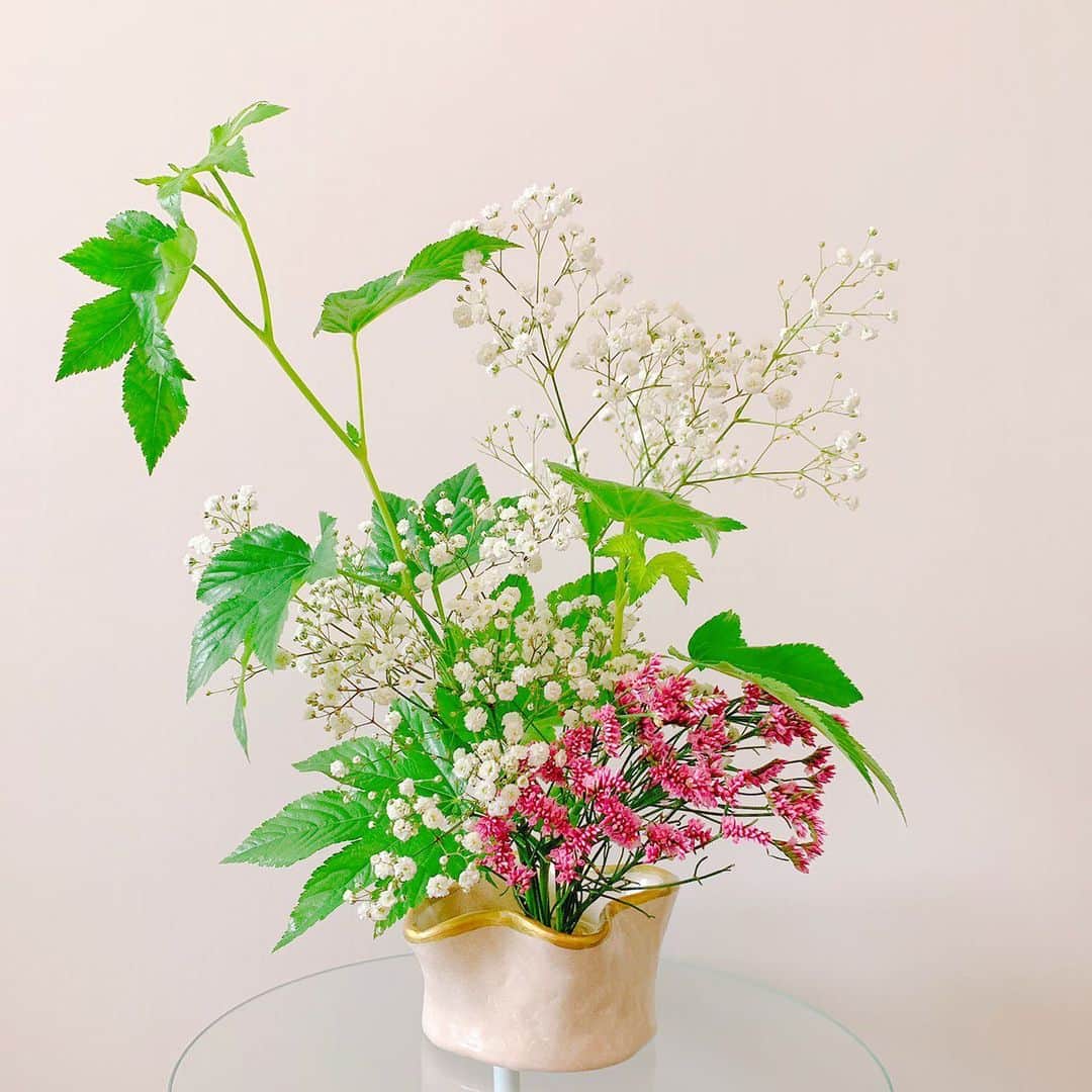 のインスタグラム：「💐 ・ 今回のお花は、 お家時間に、オーブン粘土で作った陶芸を花瓶にしました💐 ・ ・ ・ ・  @hibiyakadan_onlineshop #日比谷花壇 #花と素敵なおうち時間 #フレッシュ便」