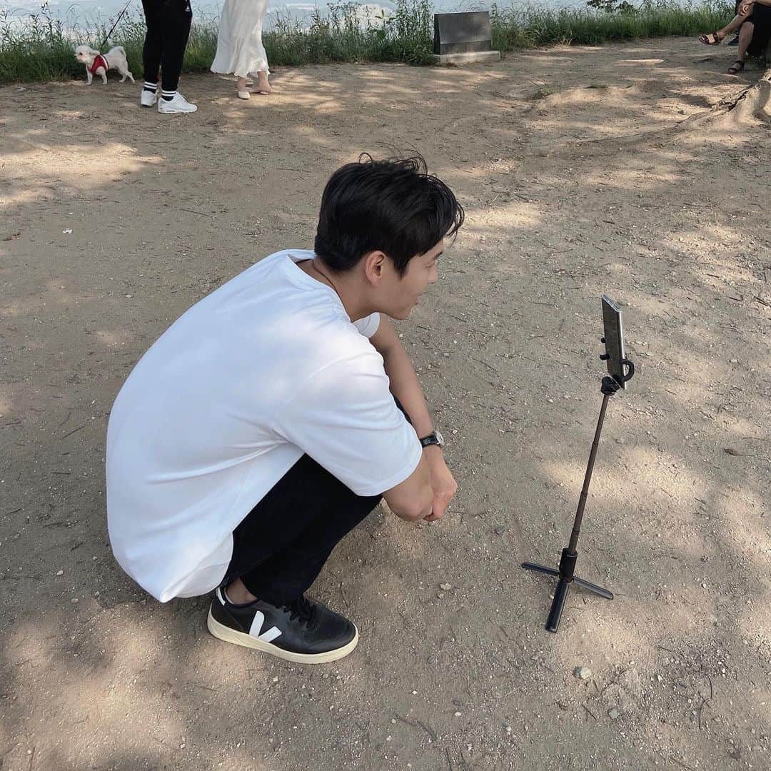 さんのインスタグラム写真 - (Instagram)「⠀ 촬영장 근처 커플들 사진 찍어주기..📸 나는 혼자...😂 ⠀ ⠀ #사랑나무」7月19日 9時10分 - actor_hajun