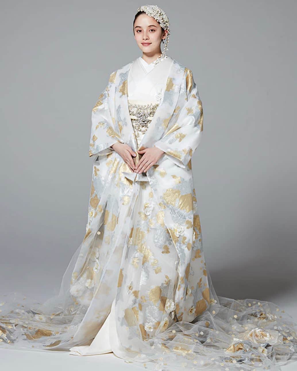 TAKAMI BRIDAL 神社和婚のインスタグラム：「. ❁クチュールガーデン結　2年ぶりの新作発表❁  瑛麗はフランス製オートクチュール素材を巧みに用いて「和」と「洋」を見事に融合させた打掛です。﻿ ﻿ 目を見張るほど美しい金糸・銀糸の洋模様に、オーガンジーやビーズエンブロイダリーレースを重ねて深みを加え、大輪の「染の花」の麗しさをより一層引き立たせました。光り輝く贅沢な刺繍と爛漫に咲き誇る花々が高貴な趣漂う逸品です。﻿ ﻿  Couture Garden 結 / 瑛麗（えれん）﻿ ﻿@takamibridal_costume  ☞試着フェア  7/24（金）、7/25（土）、7/26（日） TAKAMI BRIDAL YOKOHAMA tel.045-225-0077  7/31（金）、8月1日（土）、8月2日（日） TAKAMI BRIDAL AOYAMA tel.03-3498-2222  8/7（金）、8/8（土）、8/9（日） TAKAMI BRIDAL OSAKA tel.050-3648-8777  8/14（金）、8/15（土）、8/16（日） TAKAMI BRIDAL KOBE tel.078-333-7873  8/21（金）、8/22（土）、8/23（日） TAKAMI BRIDAL MARUNOUCHI tel.03-5218-2777  8/28（金）、8/29（土）、8/30（日） TAKAMI BRIDAL NORTH TOKYO tel.03-5828-1778  9/4（金）、9/5（土）、9/6（日） TAKAMI BRIDAL FUKUOKA tel.092-711-7722  ご予約はプロフィールのURLよりお待ちしております。 @takamibridal_wakon  ・ ・ ・ ・ #takamibridal#bridal#タカミブライダル #花嫁衣裳#和装#お色直し#白無垢#色打掛#引振袖#紋服 #和装前撮り#ロケーションフォト #和婚#和婚花嫁#全国のプレ花嫁花嫁さんと繋がりたい#結婚式#結婚式準備#結婚式前撮り#プレ花嫁#式場探し#プレ花嫁準備 #プレ花嫁2020#プレ花嫁2021 #kimono#kimonostyle #中村睦子 #mutsukonakamura  #クチュールガーデン結」