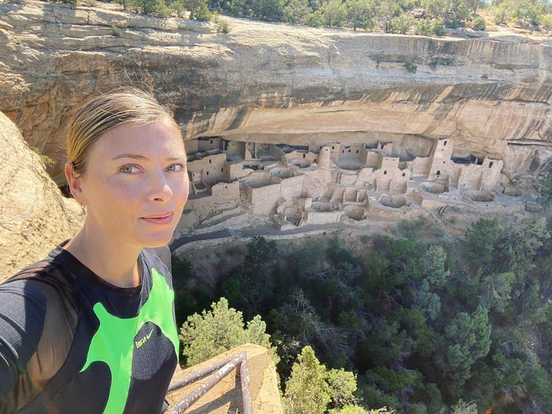 マリア・シャラポワのインスタグラム：「A 🚁 to the archeological sites of Mesa Verde with a few dwellings dating back to A.D. 500. ⛰」