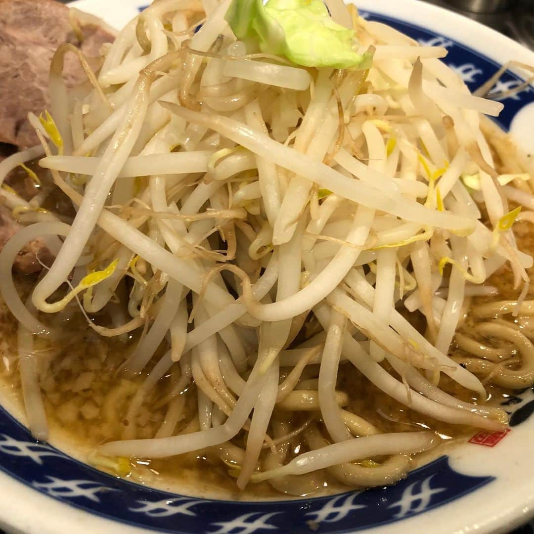 鈴村あいりさんのインスタグラム写真 - (鈴村あいりInstagram)「昨日食べたラーメンです🍜 マネージャーさん達いつも遅くまでありがとうございます🙇‍♀️御馳走さまでした。 昨日は一睡もできないままお仕事だったので、帰ってきてから泥のように眠りました。 次の撮影も頑張るぞ💪💪💪💪 #🍜」7月19日 14時46分 - airi_suzumura_nax