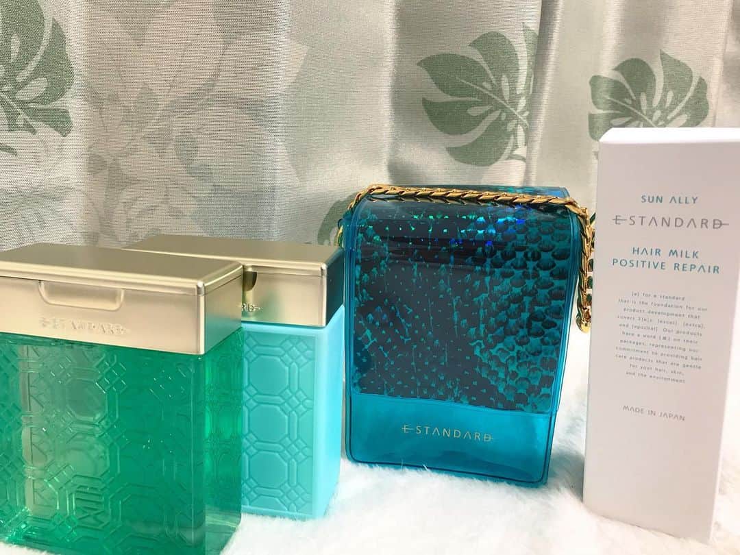 青木茉里奈のインスタグラム：「ESTANDARD 紫外線によるダメージを補修し、これからのUVダメージを予防してくれる、ポジティプリペアシリーズ✨ 限定ポーチ付き💎 ・shampoo ・treatment ・hair milk  #sunally #太陽は味方 #紫外線と共存 #positiverepair #ポジティブリペア #ダメージケア #uvケア #過去と未来を繋ぐ #estandard #イイスタンダード」