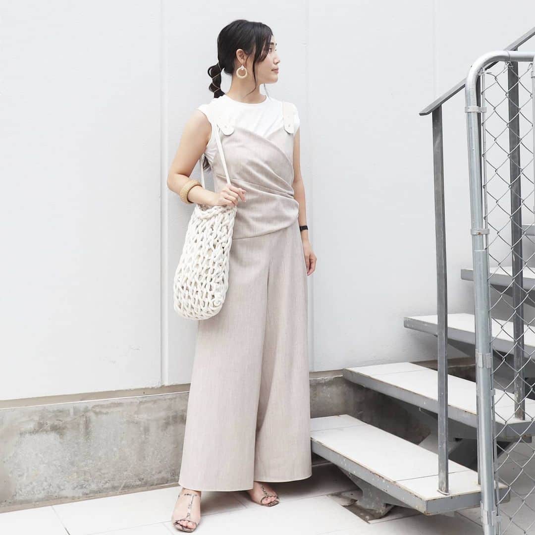 Eri Satoのインスタグラム：「white×ivoryコーデ · tops: @inspix.inc pants: @randa_pic shoes: @outletshoes_official bag: @discoat_official · 最近のお気に入り詰め込みました笑 · 展示会でオーダーしていた、RANDAのサロペット。 肩のストラップがギボシで留まってるんだけど 、可愛いんだけど、子供連れて歩いたら取れる取れる💦 歩きながら脱げそうになる😂 悩んだ末にギボシを外して留め方を変えたら改善しましたw 今度blogに書こう😂 · 雨で濡れてもすぐ乾くし、何より可愛いんだけどね！！！←2回目 · ピアスは @joueri 大きいウッドパーツと淡水パールの組み合わせが可愛いくて気に入ってます☺ WEB SHOPに載せてます💛 · #randa #ランダ#高身長コーデ#ママコーデ#カジュアルコーデ#joueri  #夏コーデ#fashion#ootd#outfit#code#coordinate#style#ファッション#コーディネート#コーデ#プチプラ#プチプラコーデ#シンプルコーデ#mamagirl#locari#partegram#カジュアル#お洒落さんと繋がりたい」
