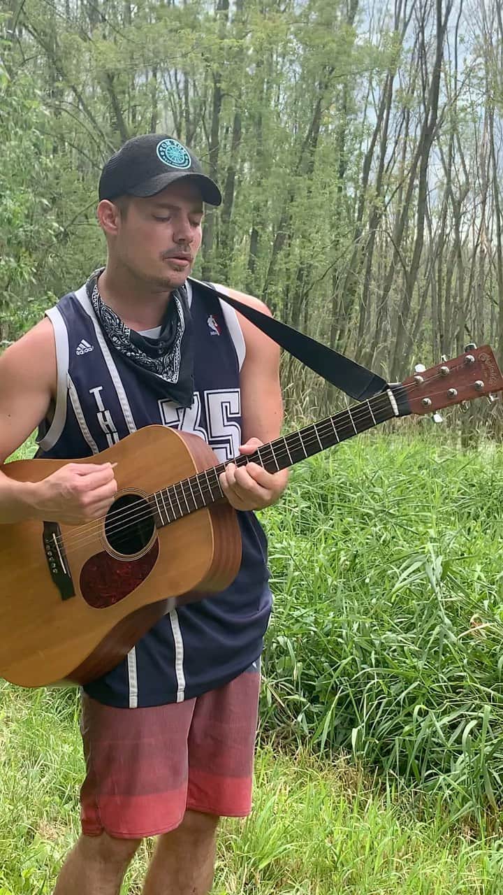 ジョッシュ・ヘンダーソンのインスタグラム：「So I couldn’t get through this.... crying is ok sometimes😌 but When u sing from the heart nothin else matters. thanks to my brother @paint_pulse for the camera work . And those birds doe 🐤🐦」