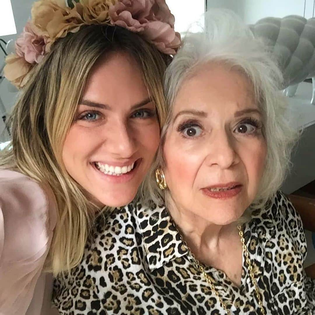 Giovanna Ewbankさんのインスタグラム写真 - (Giovanna EwbankInstagram)「85 anos da vovó Cleuza 💗 Que saudades que me deu da nossa infância na biblioteca da sua casa vovó, eu a @pamewbank inventando um café da manhã pra vc, lembra que sempre dizíamos que íamos morar com vc quando crescêssemos??? Rsrs...saudades dos seus filhos e netos (agora tbm os bisnetos) enchendo a sua casa da amor, gargalhadas e felicidade!!! A casa da vovó Cleuza sempre foi uma festa, e eu não vejo a hora de podermos nos reunir todos novamente pra comemorar seus aniversários daquele jeito que tanto amamos!!! TE AMO VOVÓ!!! PARABÉNS PARABÉNS E OBRIGADA POR ESSA FAMÍLIA LINDA QUE VC NOS DEU!💗💗💗🌸」7月19日 9時26分 - gioewbank