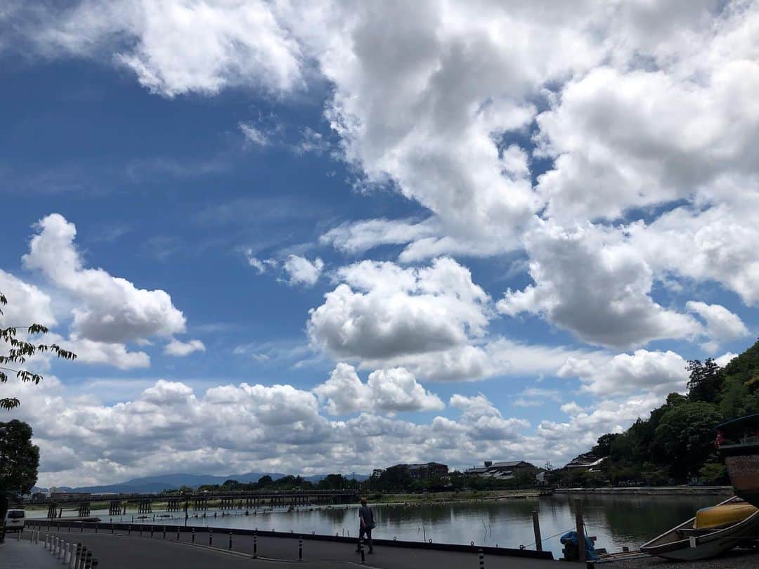 川原由維さんのインスタグラム写真 - (川原由維Instagram)「嵐山。  渡月橋。  タクシー🚕の運転手さんも驚くほどの京都の久しぶりの晴れだったそうです😊  晴天で、景色最高！！ 中学の、修学旅行以来の嵐山。  大人になってから改めて行く嵐山は、風情があってほんとに素敵でした♫  #嵐山 #渡月橋」7月19日 9時28分 - yui5520