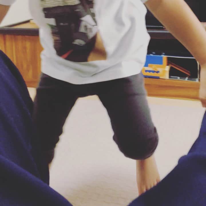 のインスタグラム：「電車好きすぎ。 なかなかあずさのTシャツ無かったので作りました。気に入ってくれるといいけど。  欲しいと言ってくれるかたもいたので良ければどーぞ。プロフィールのSUZURIから買えますので。  #2歳#息子#育児日記#育児漫画」
