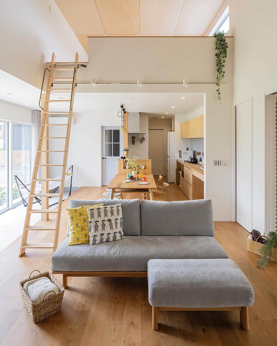 homelife 夢を叶える暮らし方のインスタグラム：「【ロフト】 . . はしごは取り外せるのでお子様がいても安心！ 秘密基地のような空間にワクワクです☆ . こちらのアカウントではホームライフのお施主様の施工写真を投稿しています。 その他の施工写真は、 @homelife_gallery のURLからご覧いただけます。 . 家づくりの資料請求はコチラから @homelife_shiryou . . #ロフト #リビング #梯 #はしご #取り外し可能 #リビング #LDK #ダイニングキッチン #秘密基地 #ローコスト住宅 #マイホーム #夢のマイホーム #間取り #シンプルな暮らし #暮らしを楽しむ #注文住宅 #自由設計 #デザイン住宅 #リノベ #リフォーム #全国にいい家を #コラボハウスとコラボ #建築士と建てる #myhome #family #homelife_京都 #homelife_大阪 #homelife_兵庫 #ホームライフ #ホームライフ100 #アーキホームライフ」