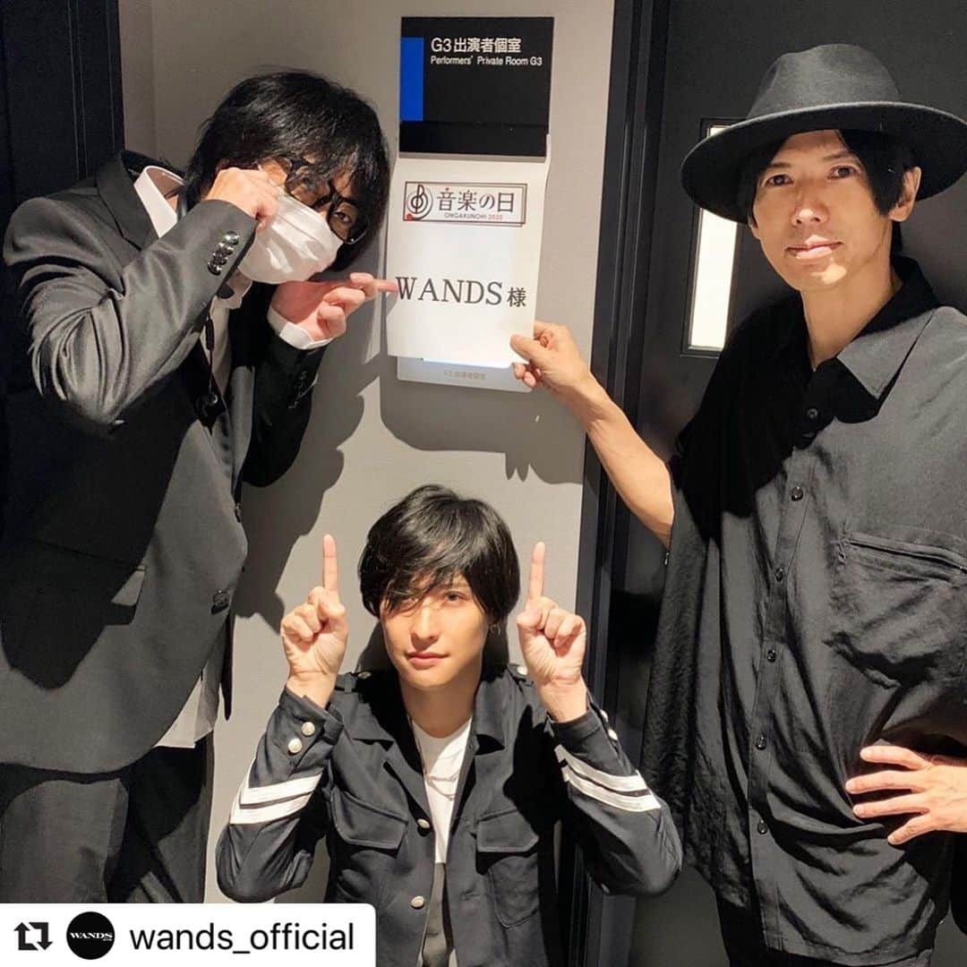 柴崎浩さんのインスタグラム写真 - (柴崎浩Instagram)「#Repost @wands_official  TBS 「#音楽の日」いかがでしたか？  ‪WANDS はアニソンリレー企画でSLAMDUNKの主題歌「世界が終るまでは…」を歌わせて頂きました。SLAMDUNK映像とのコラボ最高でした！  ‪番組の今年のテーマは「音楽の力で日本を元気に！」‬です。いろんな制限の中で日々生活をされている皆様に少しでも元気になってくだされば…と、今のWANDSにできる精一杯のパフォーマンスです。  この後も‪素晴らしいアーティストがたくさん出演されますので、ぜひ最後までご覧頂き、元気をいっぱいもらって下さい！  #WANDS  #第5期  #上原大史  #柴崎浩  #木村真也 #音楽の日 #TBS #恒例の楽屋ショット #やっぱ3人ですね #世界が終るまでは… #スラムダンク #桜木花道久しぶりに見た」7月19日 10時05分 - shibasaki_hiroshi