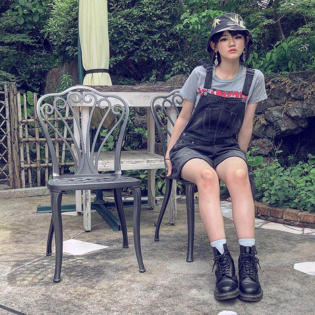 ヒヨリベリー（REVERBEE）のインスタグラム：「晴れた日の散歩道🚶‍♀️☀️♡ How've you been? ¿Cómo ha estado?  #rna #fashion #summer #summerfashion #black #overall #tshirt #street #streetfashion #streetstyle #rancid #rock #emo #emogirl #emoboy #alternative #kyoto #哲学の道 #reverbee #hiyoribery」