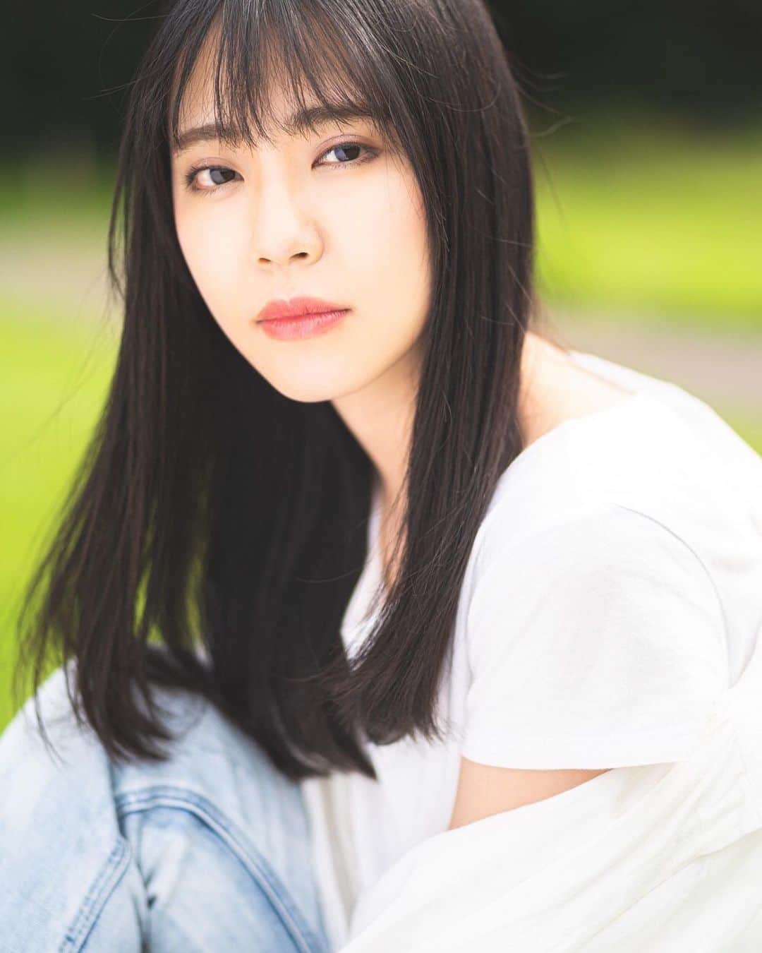 伴優香のインスタグラム：「. . . ふと、呟いたら返してくれる人が居て﻿ どうしようもない時に話せる人が居て﻿ 会いたいと思ったら会いたいと言える人が居る﻿ ﻿ 当たり前じゃないんだな。と思います。﻿ ﻿ ﻿ ﻿ photo by : @yu_shimamoto  hair make by @sakura.k.5  #ポートレート #portrait #portraitmodel  #被写体 #白t #黒髪ロング」