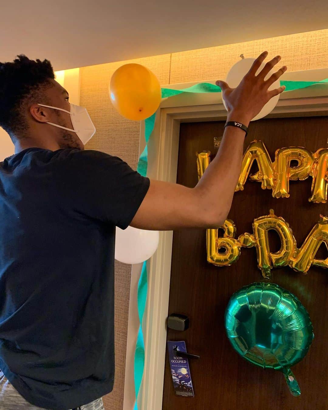 NBAさんのインスタグラム写真 - (NBAInstagram)「When it’s your big brother’s birthday!  🎈 @giannis_an34  @thanasis_ante43 🎂」7月19日 10時12分 - nba