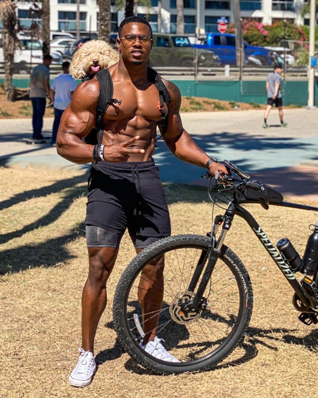 Simeon Pandaさんのインスタグラム写真 - (Simeon PandaInstagram)「Asked @mrcodybear to smile for the pic, evidently he had other ideas 🤷🏾‍♂️ Today’s cardio 80min bike ride 💪🏾 Did you hit cardio today? I know my @elimin8challenge team did 😅 they are killing it 🙌🏾⁣ ⁣  👉 You can download my training programs at SIMEONPANDA.COM⁣ ⁣ 💊 Follow @innosupps ⚡️ Innosupps.com for all the supplements I use 👌⁣⁣⁣⁣」7月19日 10時17分 - simeonpanda