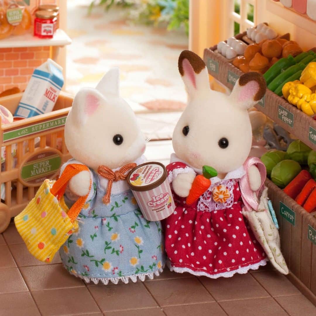 シルバニアファミリー【公式】 さんのインスタグラム写真 - (シルバニアファミリー【公式】 Instagram)「・ 今日はお家でお母さんと一緒にお料理を作ることになったフレアちゃんたち。お買い物も任されましたよ。 ・ 「ねえねえ、デザートにアイスクリームなんてどうかしら？」 「さんせーい！イチゴ味、おいしそう～！」 ・ すっかりアイス選びに夢中のふたり。 メインのお料理の材料、買い忘れないでね！  ・ #シルバニアファミリー #シルバニア #sylvanianfamilies #calicocritters #sylvanian #ドールハウス #dollhouse #ミニチュア #miniature #おつかい #お買い物 #スーパーマーケット #groceryshopping #料理 #おうちごはん」7月19日 11時00分 - sylvanianfamilies_jp