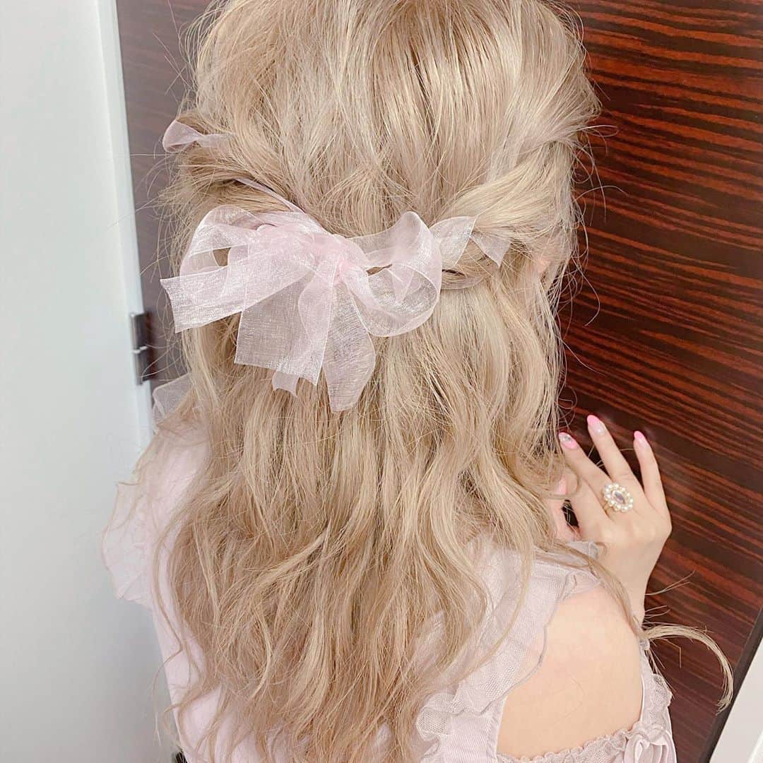 りんか社長のインスタグラム：「【#ヘアスタイル 】波巻きをした後、細くとった毛束をクルクル巻き直して、ハーフアップにした後、リボンを巻き巻きして作って頂きました💕  ひめかわハーフアップの完成‼️🥺💕  ↓↓ヘアメイクといえばこの人↓↓ @takechanmanhappy   #ヘアアレンジ して欲しい！#撮影モデル でヘアメやって欲しい！とかは是非この方に頼むと間違いないです✨  かなり著名な芸能人御用達のヘアメイクさんなので多忙ですが、多くのお弟子さんがいてその方達もめちゃくちゃうまいです！  私はかなり太ったから 細く見える髪型にしてもらって 想像以上の感じにしてもらいました🥺✨  私は髪型についてかなりうるさい方なんですが 前髪の毛束感、サイドの質感、全体のボリュームや細やかなウェーブ感も全てバッチリ‼️  めちゃくちゃ安くしてくれるので、東京付近の方は是非！！ 動画の撮影も上手いですよ✨ 超有名なCMなんかも作っていらっしゃいます💕  武ちゃんありがとう💕 （武ちゃんなんて呼んだことないけど🙄w いつもは、はやと笑） @takechanmanhappy   #へああれんじ #ハーフアップ #ハーフアップアレンジ #撮影 #リボンアレンジ #巻き方 #波巻き #ヘアスタイル」